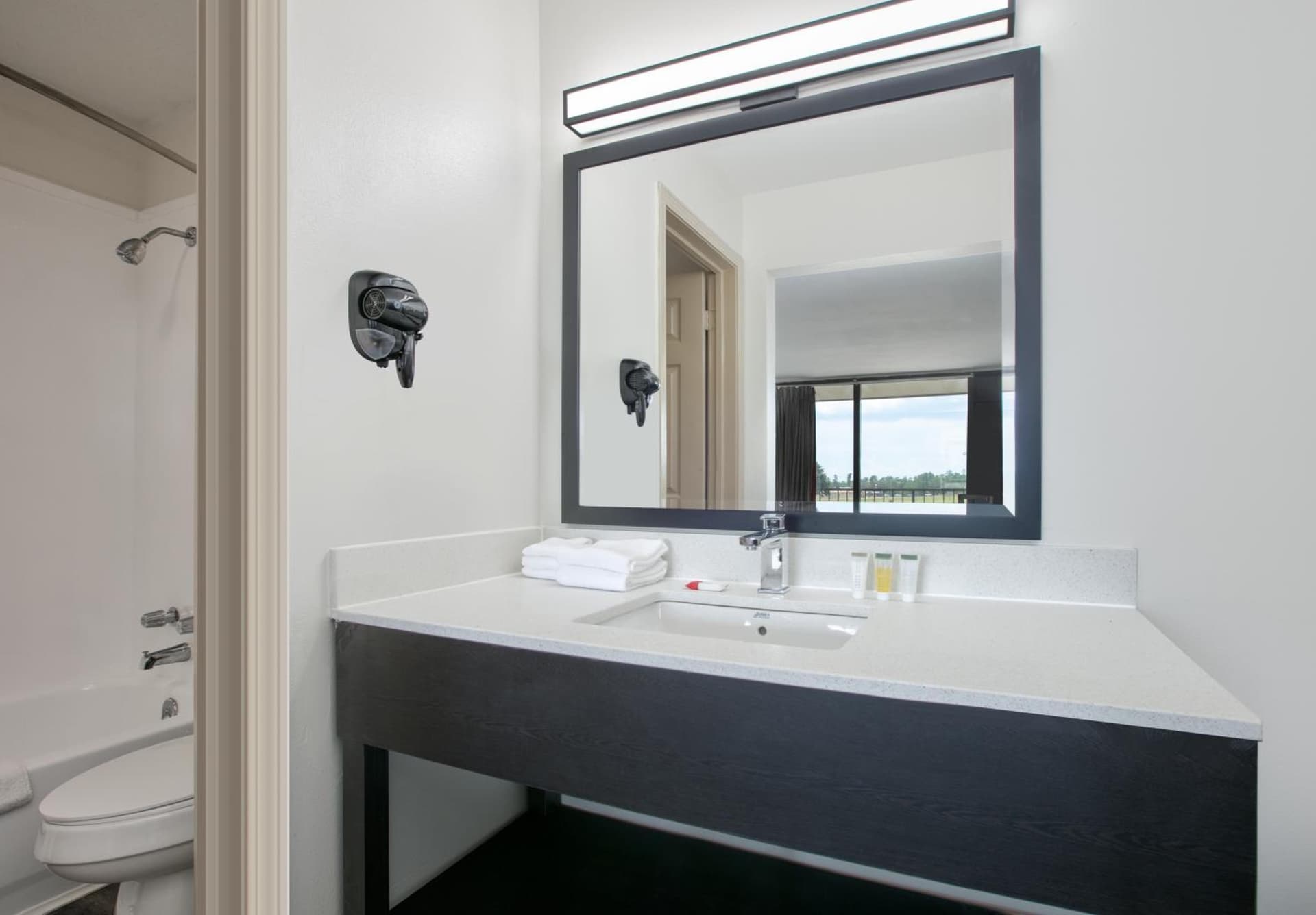 Ramada by Wyndham Diamondhead I-10/Gulfport gallery photo in Diamondhead, MS — image 5