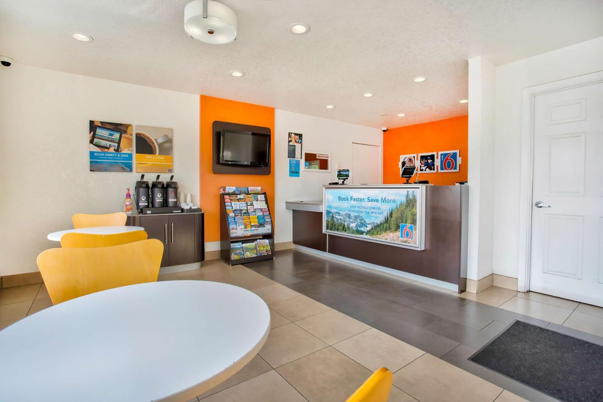 Motel 6-Salem, OR - Expo Center interior in Salem, OR — gallery photo 2