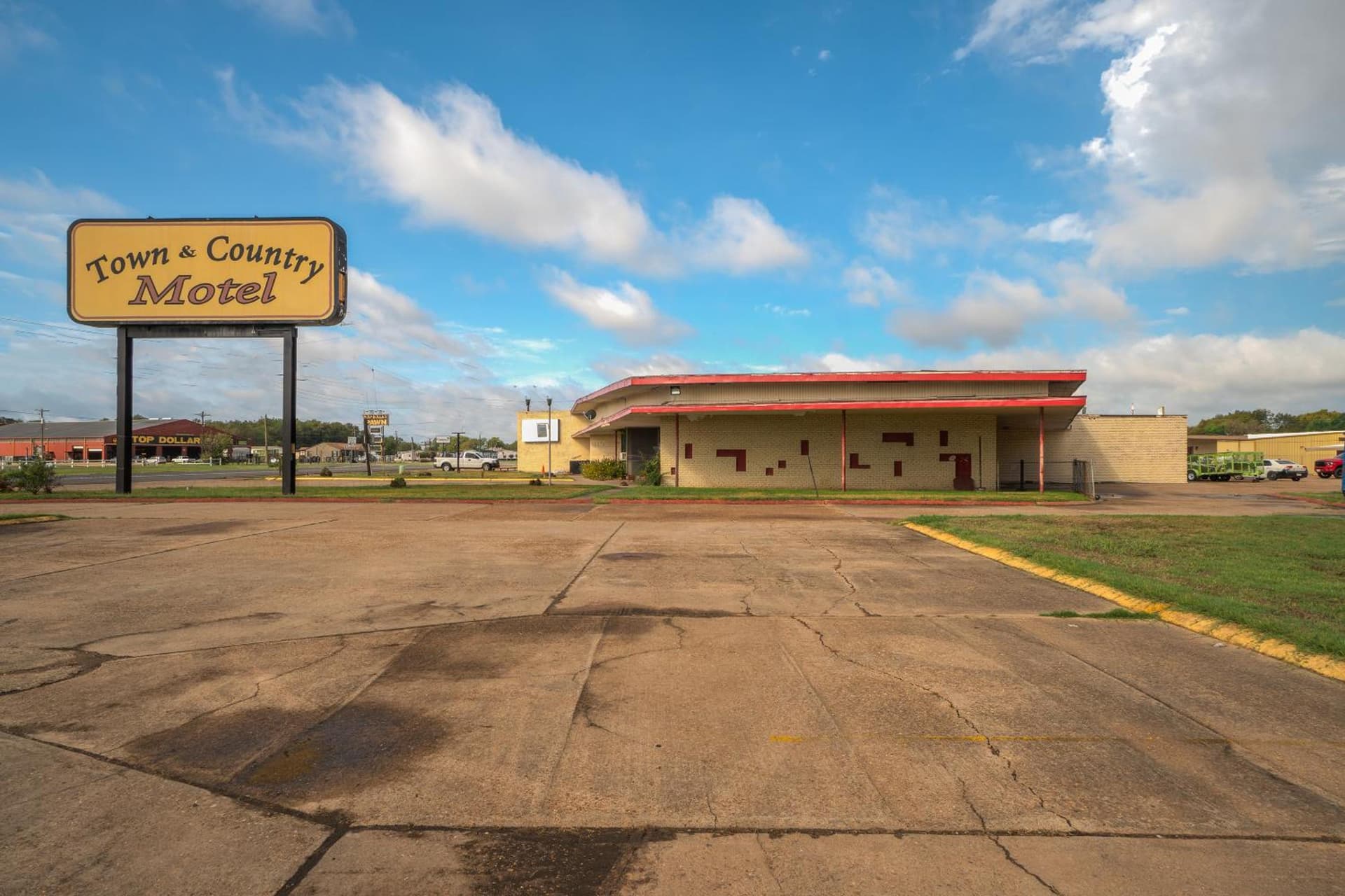 Town & Country Motel Bossier City by OYO featured exterior or lobby in Bossier City, LA — similar hotel