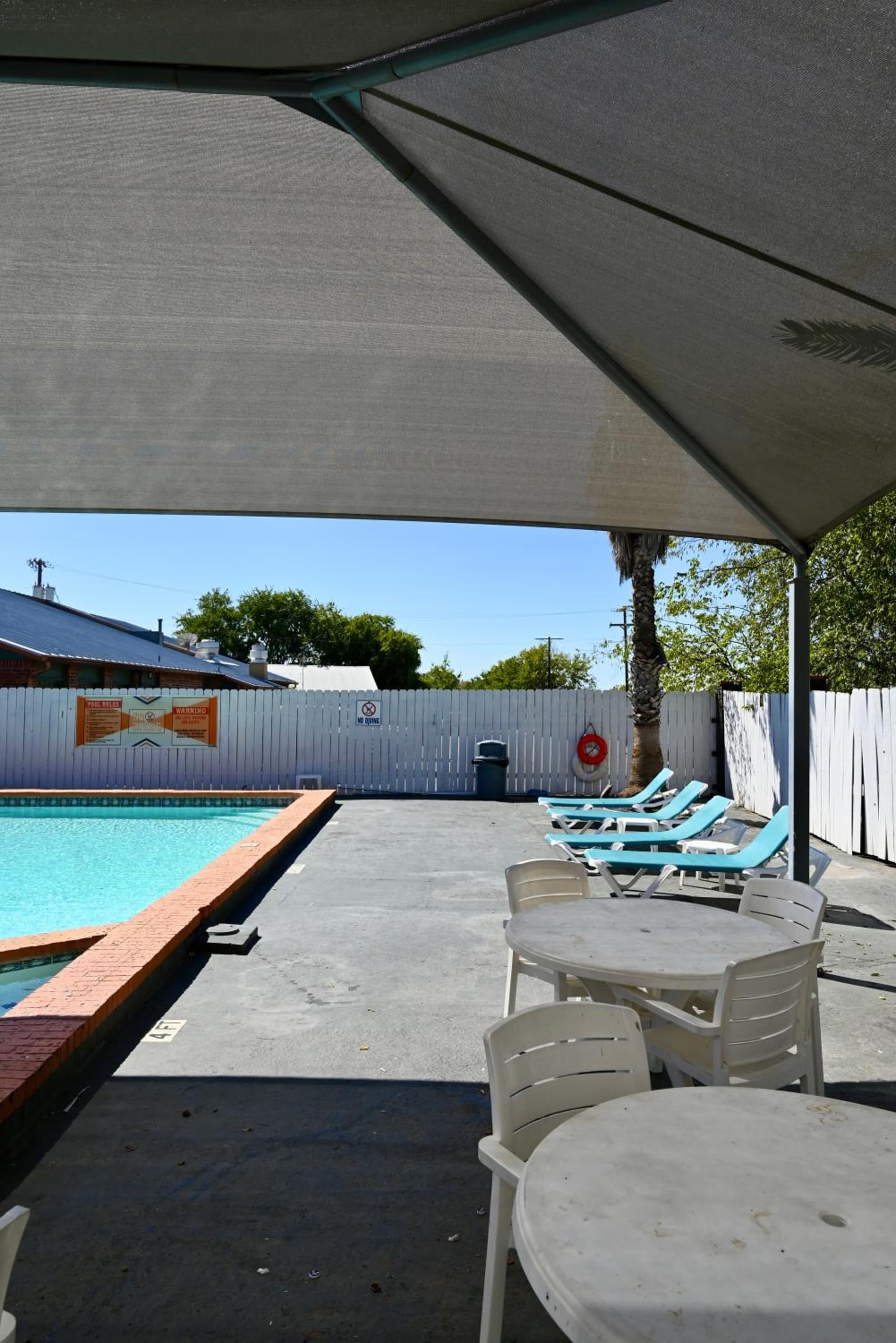 Howard Johnson by Wyndham Near Schlitterbahn interior in New Braunfels, TX — gallery photo 2