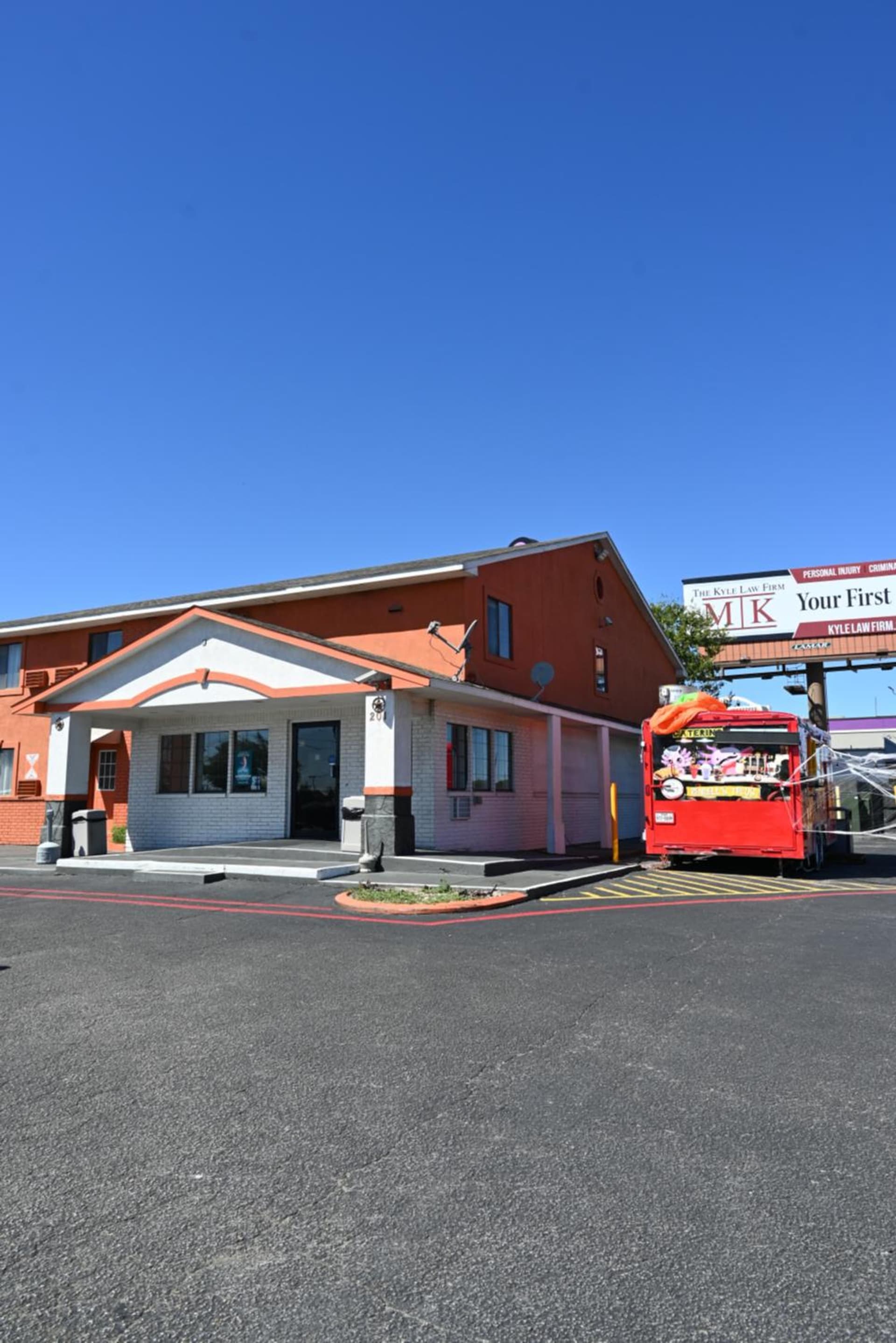 Howard Johnson by Wyndham Near Schlitterbahn gallery photo in New Braunfels, TX — image 18