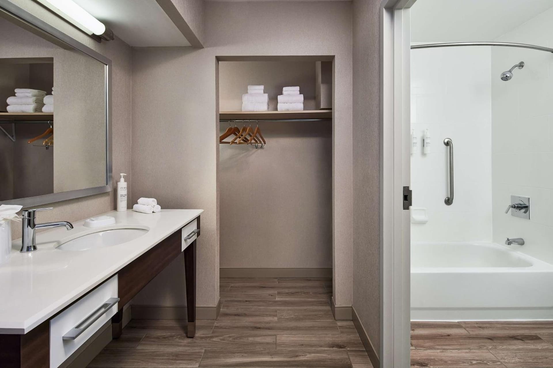 Hampton Inn Boston Logan Airport gallery photo in Boston, MA — image 16