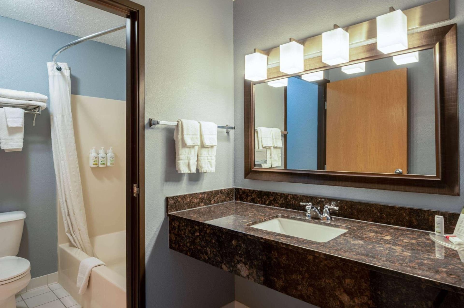 AmericInn by Wyndham Eau Claire gallery photo in Eau Claire, WI — image 26