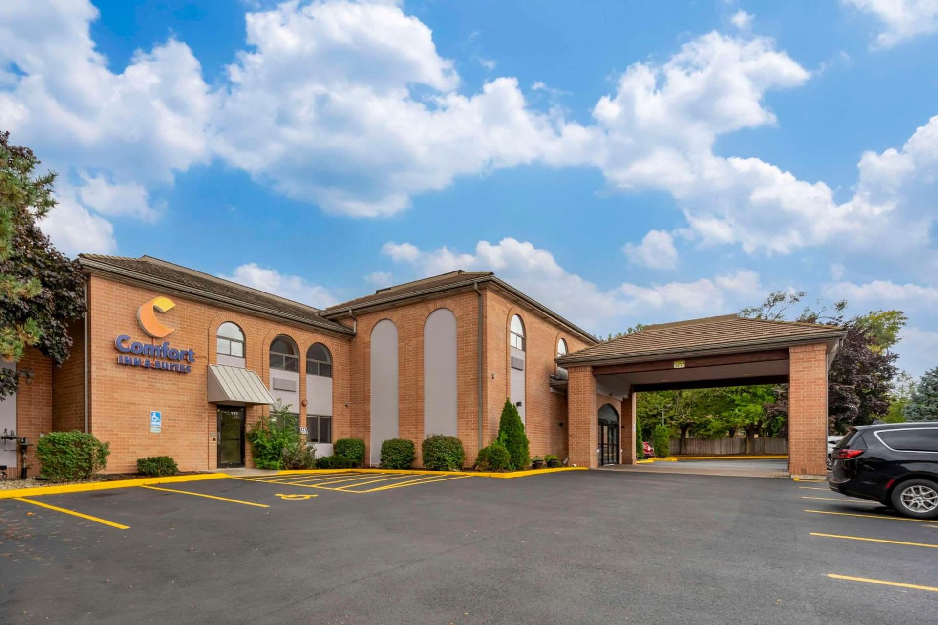 Comfort Inn & Suites Mundelein-Vernon Hills featured exterior or lobby in Mundelein, IL — similar hotel