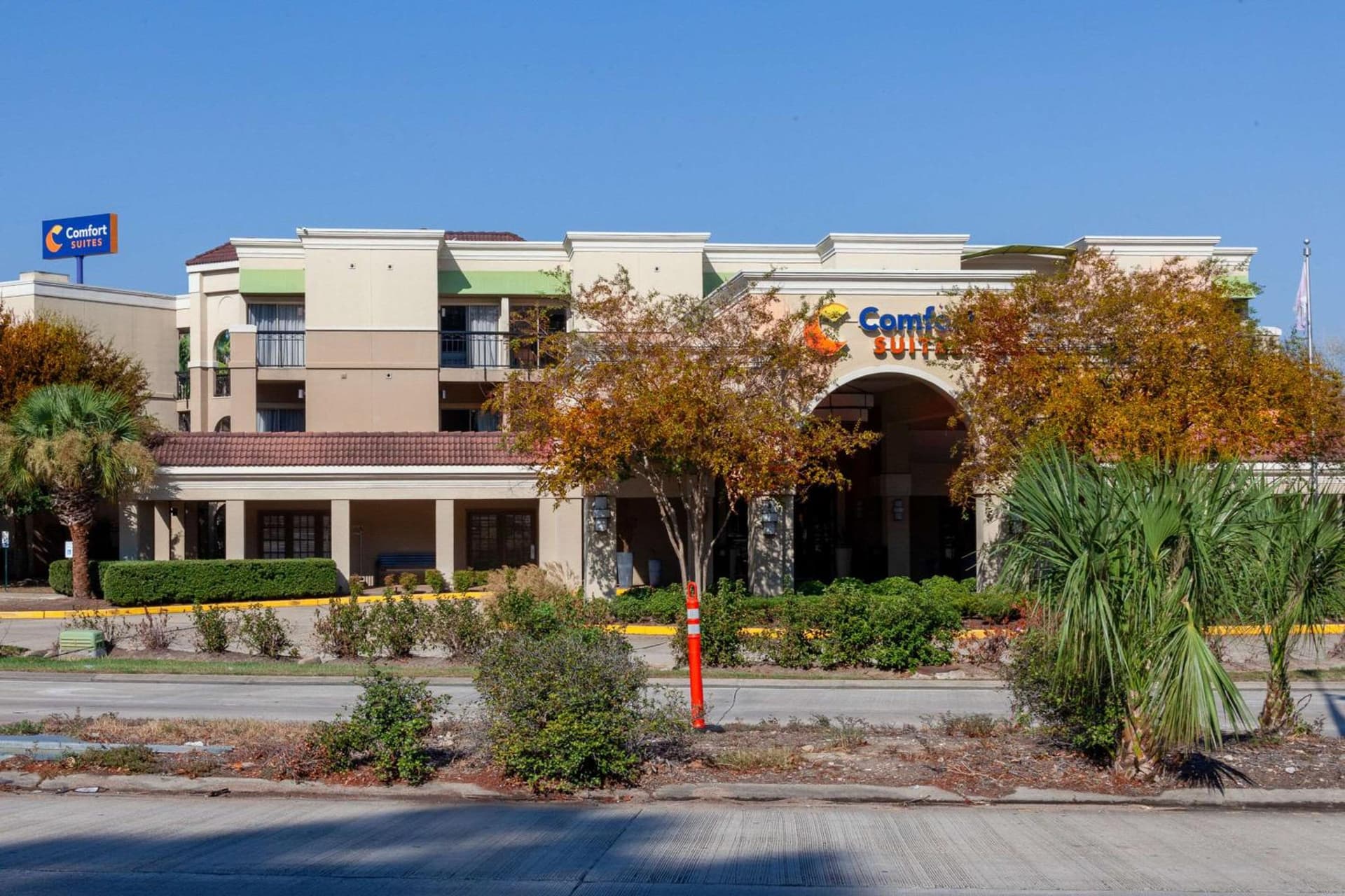 Comfort Suites Baton Rouge South I-10 exterior or lobby in Baton Rouge, LA — main listing photo
