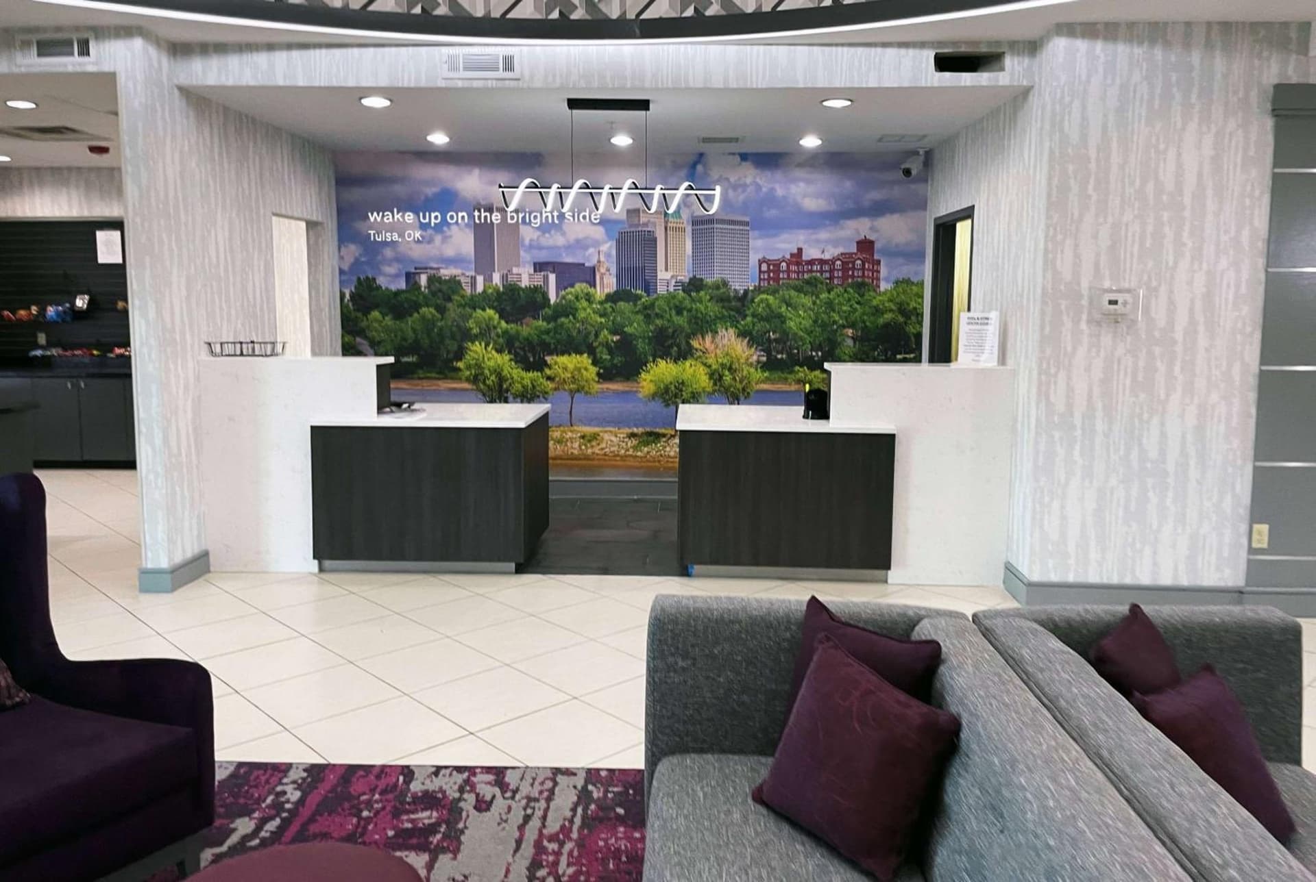 La Quinta Inn & Suites by Wyndham Tulsa Midtown interior in Tulsa, OK — gallery photo 2