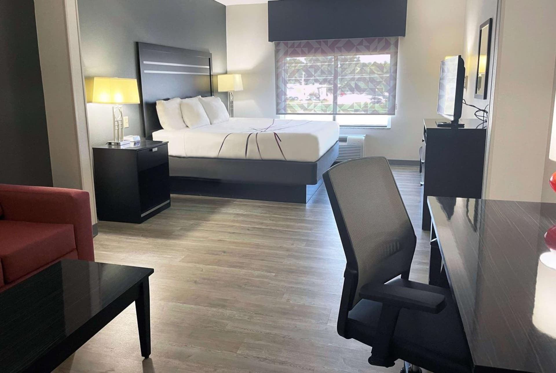 La Quinta Inn & Suites by Wyndham Tulsa Midtown property views in Tulsa, OK — gallery photo 3