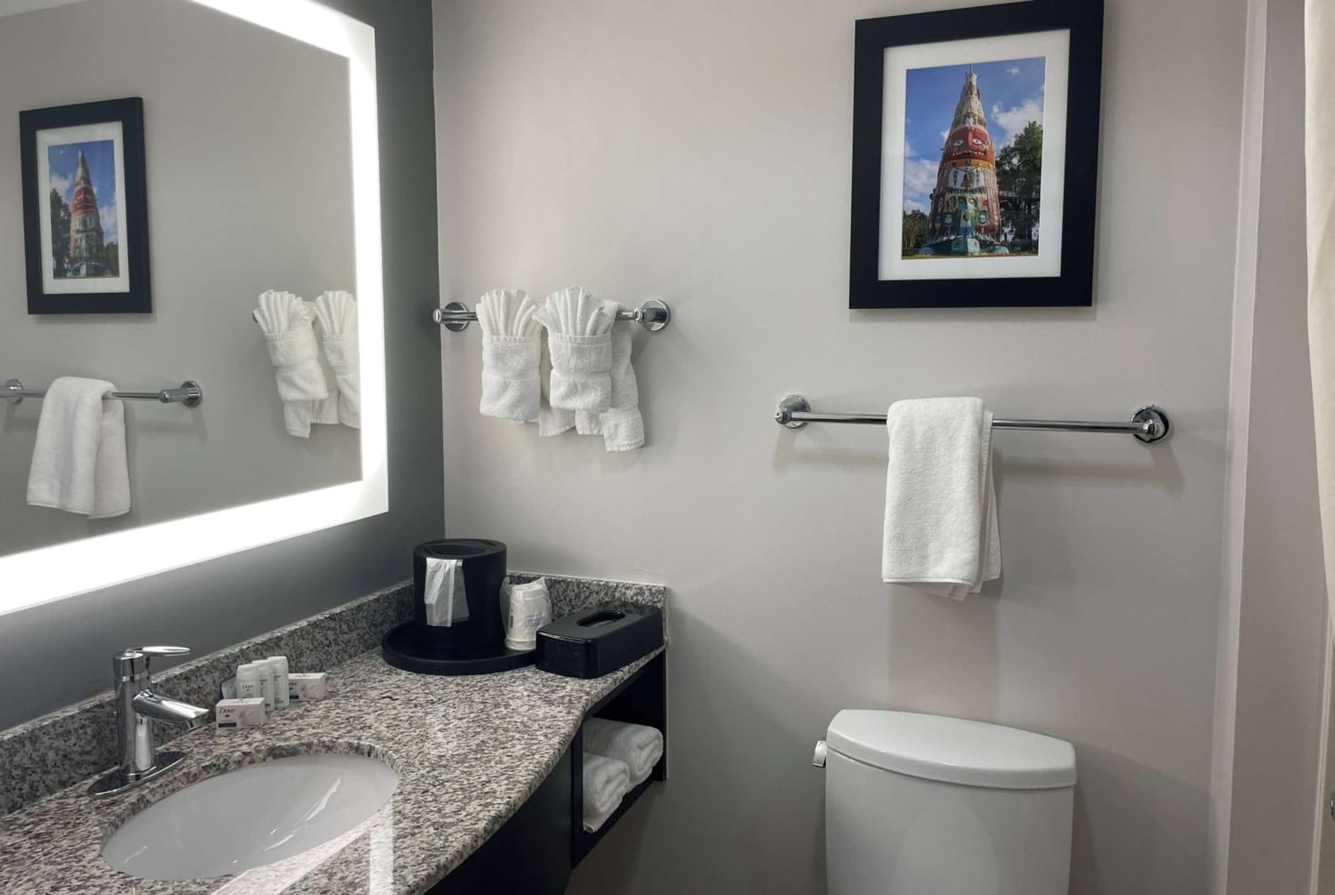 La Quinta Inn & Suites by Wyndham Tulsa Midtown gallery photo in Tulsa, OK — image 9