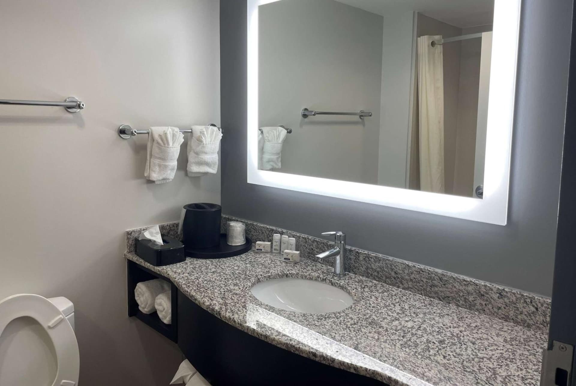 La Quinta Inn & Suites by Wyndham Tulsa Midtown gallery photo in Tulsa, OK — image 7