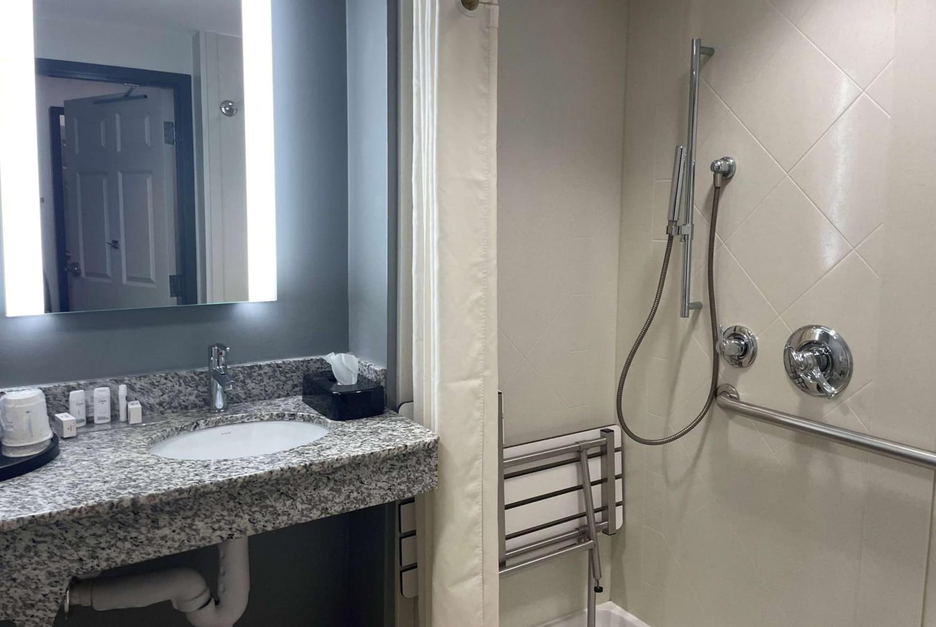 La Quinta Inn & Suites by Wyndham Tulsa Midtown gallery photo in Tulsa, OK — image 10