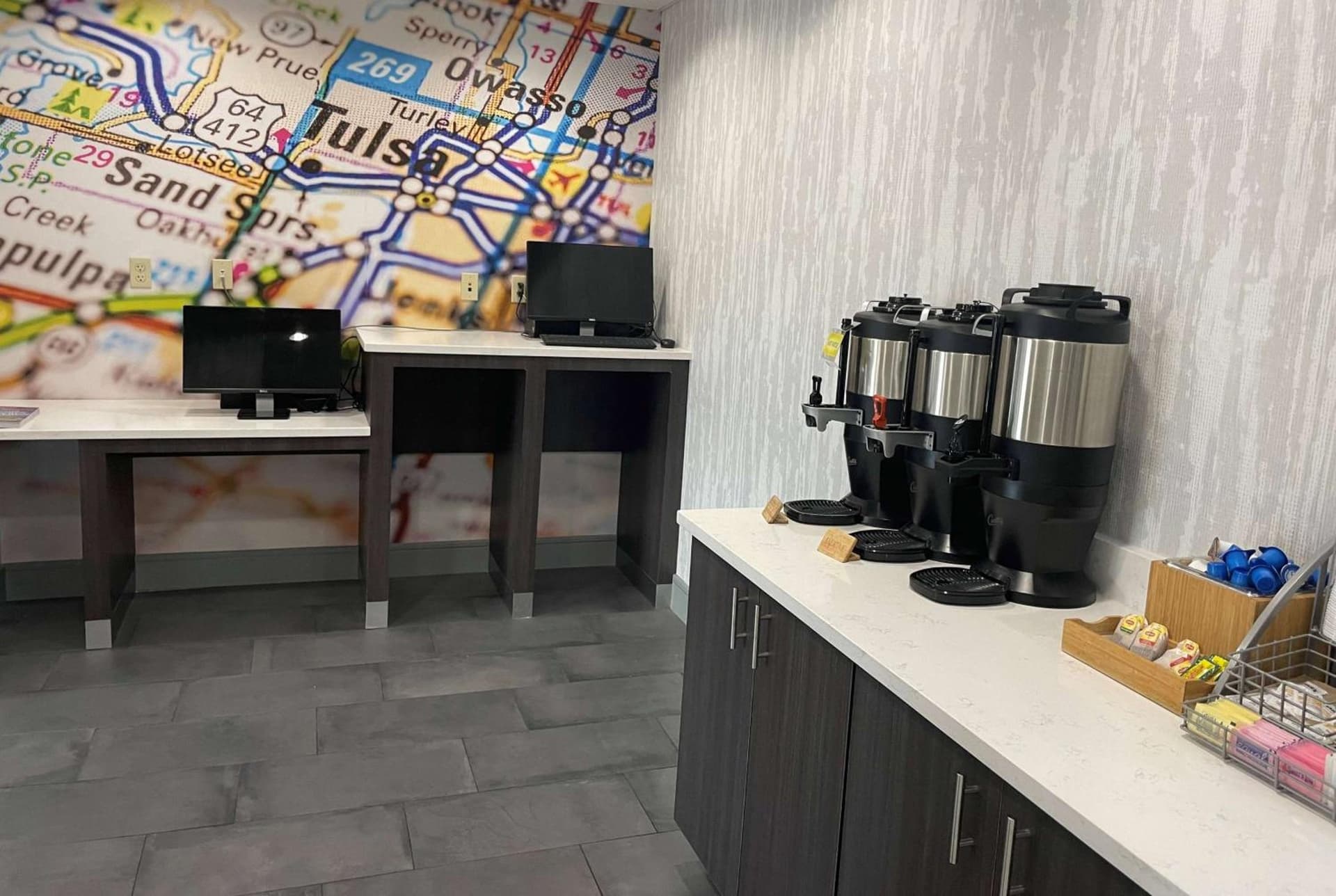 La Quinta Inn & Suites by Wyndham Tulsa Midtown gallery photo in Tulsa, OK — image 6