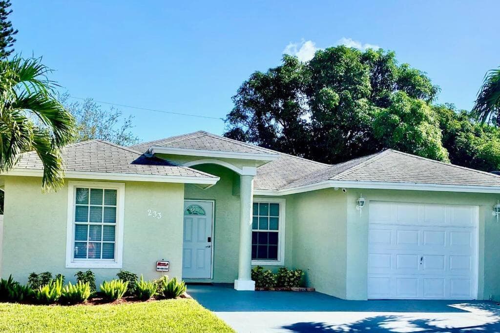 2 mins to Downtown Atlantic Ave-3 mins to Beach-600mbps-BBQ-Fenced Yard featured exterior or lobby in Delray Beach, FL — similar hotel