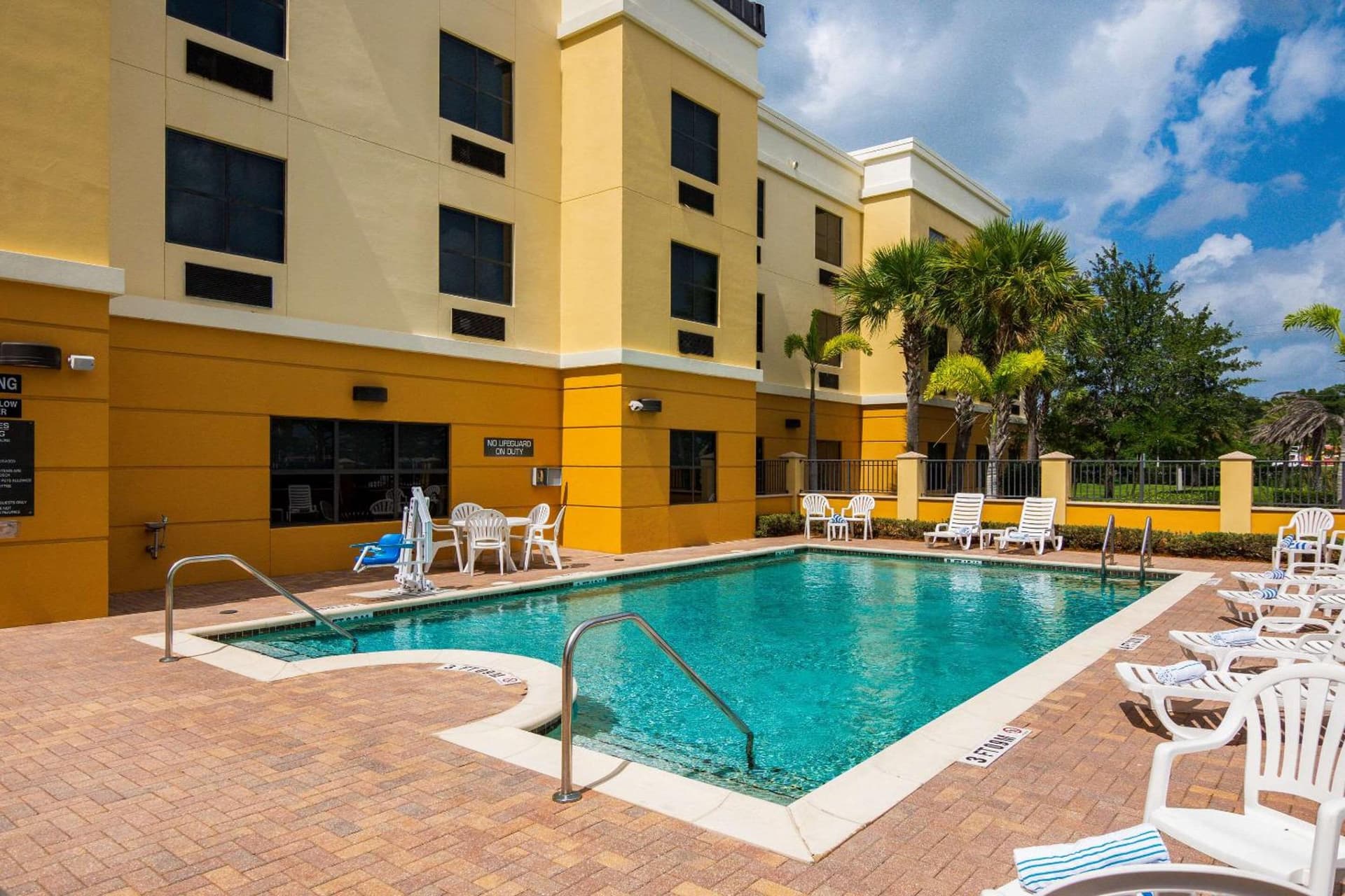 Comfort Suites Vero Beach I-95 interior in Vero Beach, FL — gallery photo 2