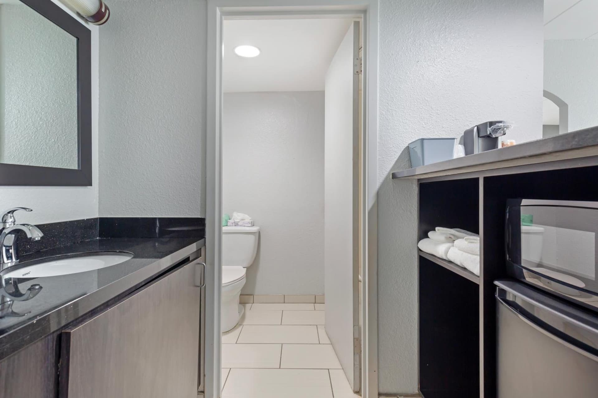 Clarion Hotel & Suites BWI Airport North gallery photo in Baltimore, MD — image 37