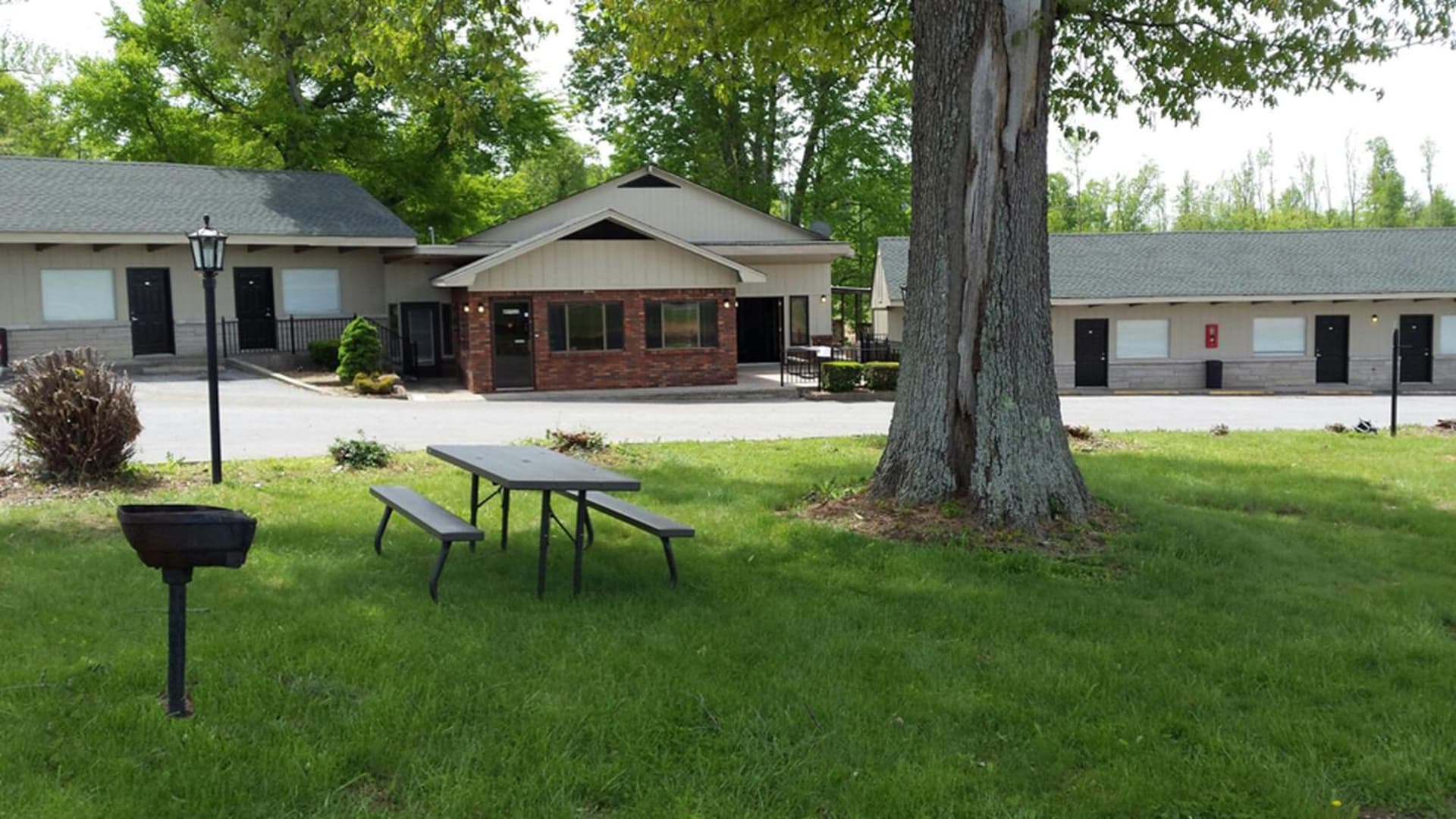 Kentucky Lake Inn featured exterior or lobby in Gilbertsville, KY — similar hotel