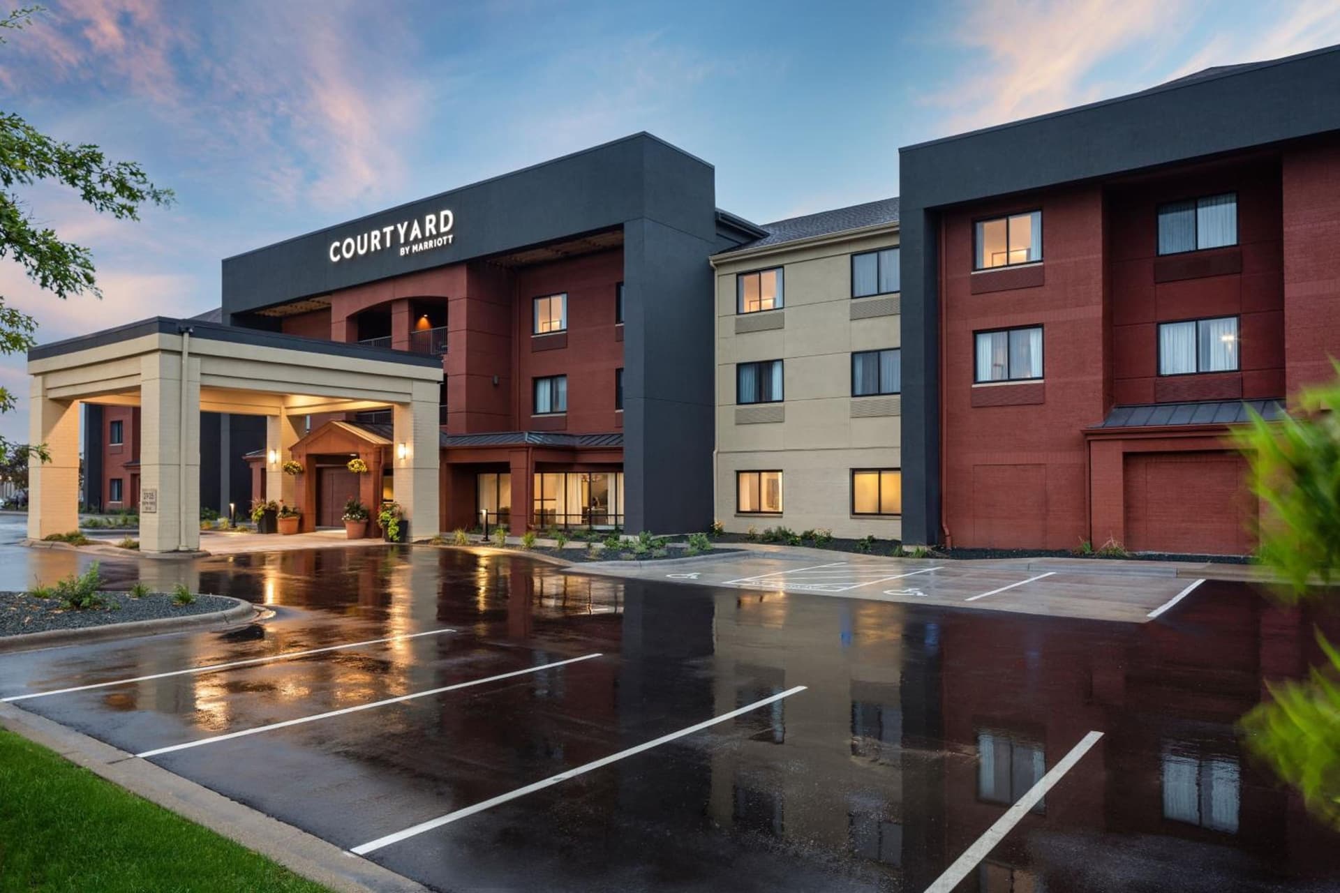 Courtyard Minneapolis St. Paul/Roseville interior in Roseville, MN — gallery photo 2
