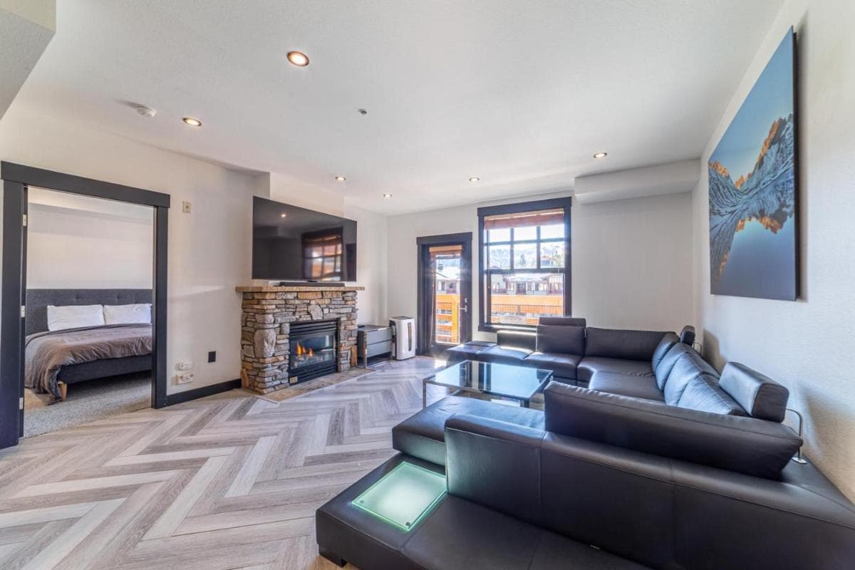 #544- Luxury Village 3BR - Spa, Pool, & Walk to Gondola interior in Mammoth Lakes, CA — gallery photo 2