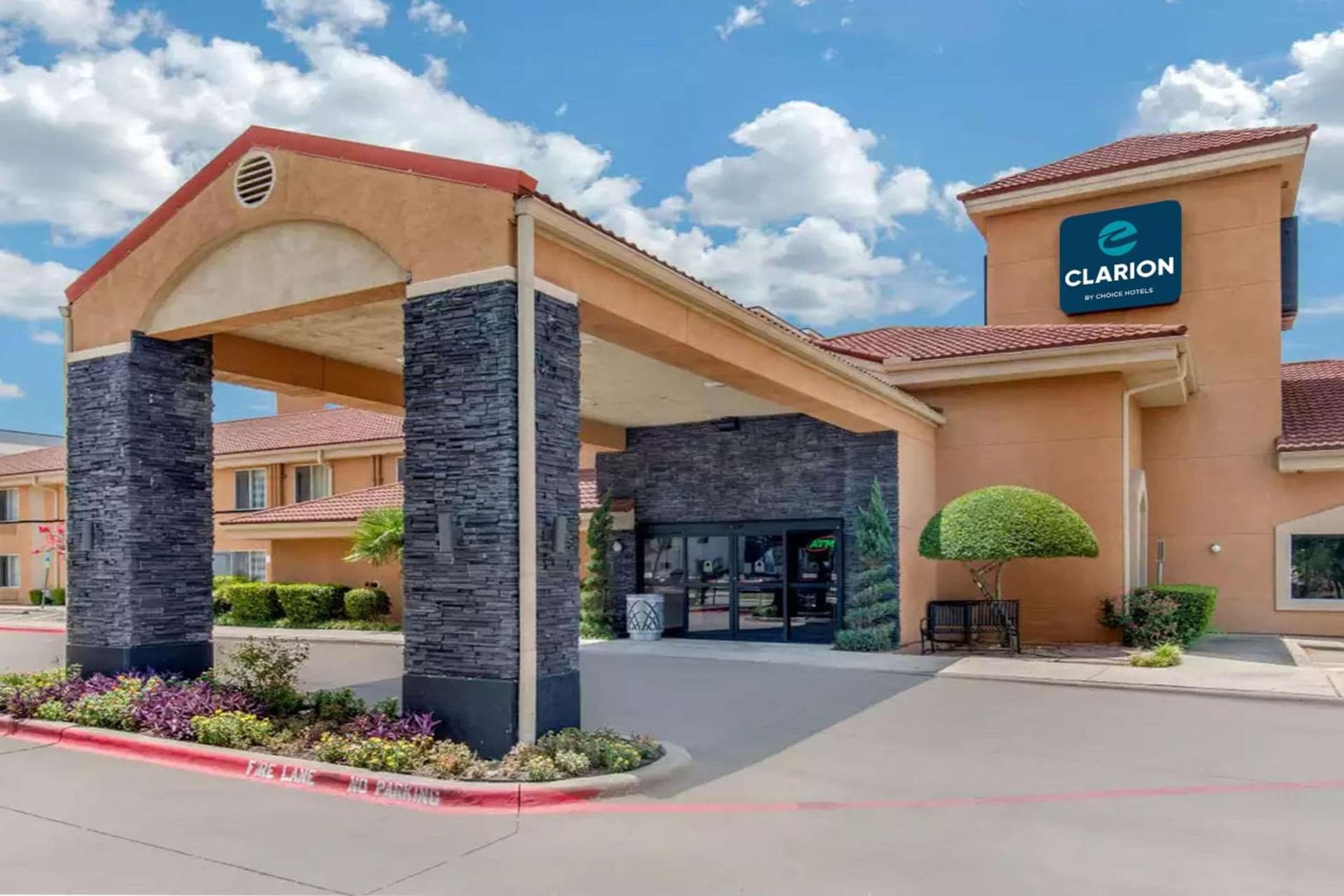 Clarion Inn & Suites DFW North property views in Irving, TX — gallery photo 3