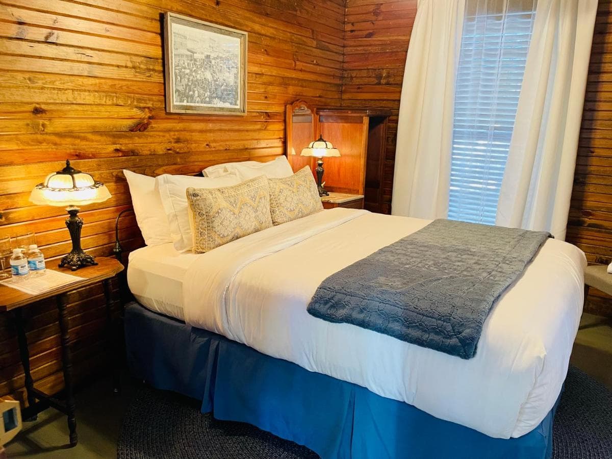Dabbs Hotel interior in Llano, TX — gallery photo 2