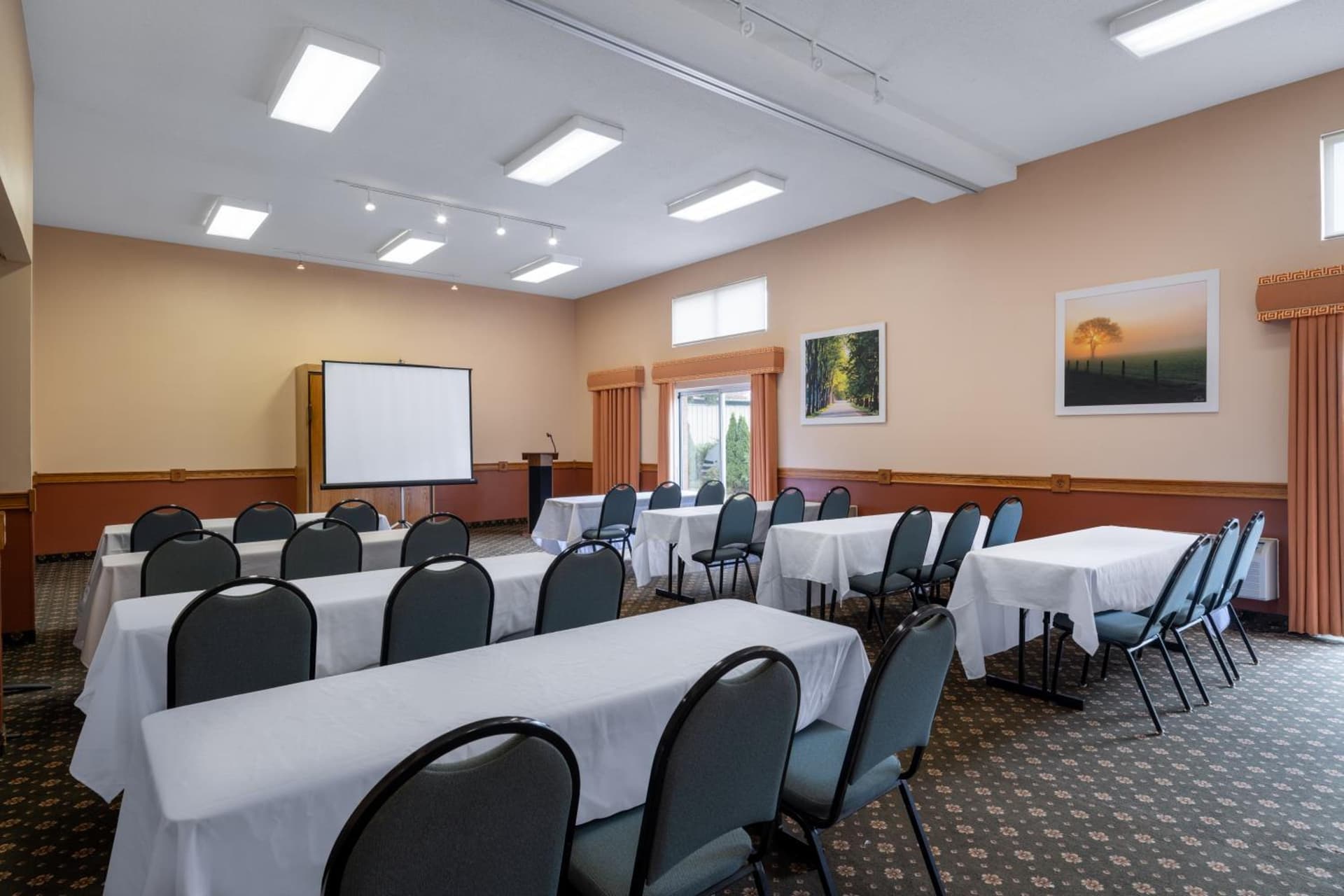 Days Inn & Suites by Wyndham Madison gallery photo in Madison, WI — image 20