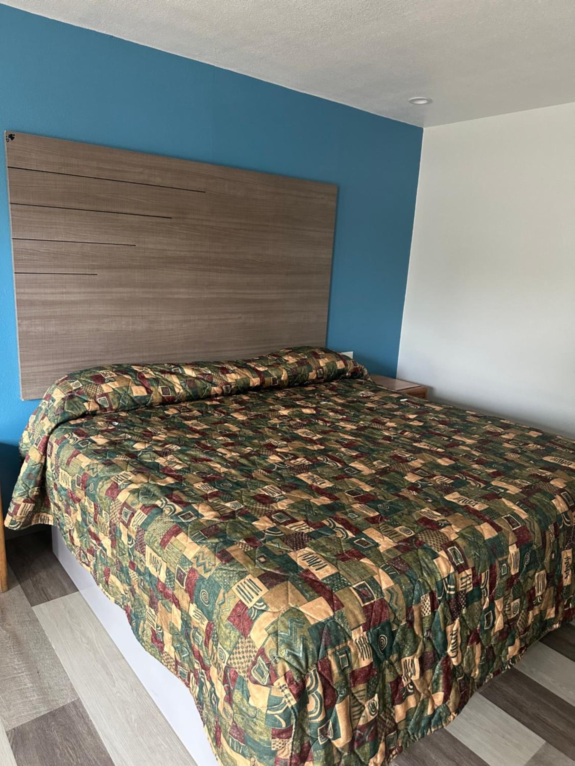 Palm Inn Hotel near Tyler Mall Riverside interior in Riverside, CA — gallery photo 2