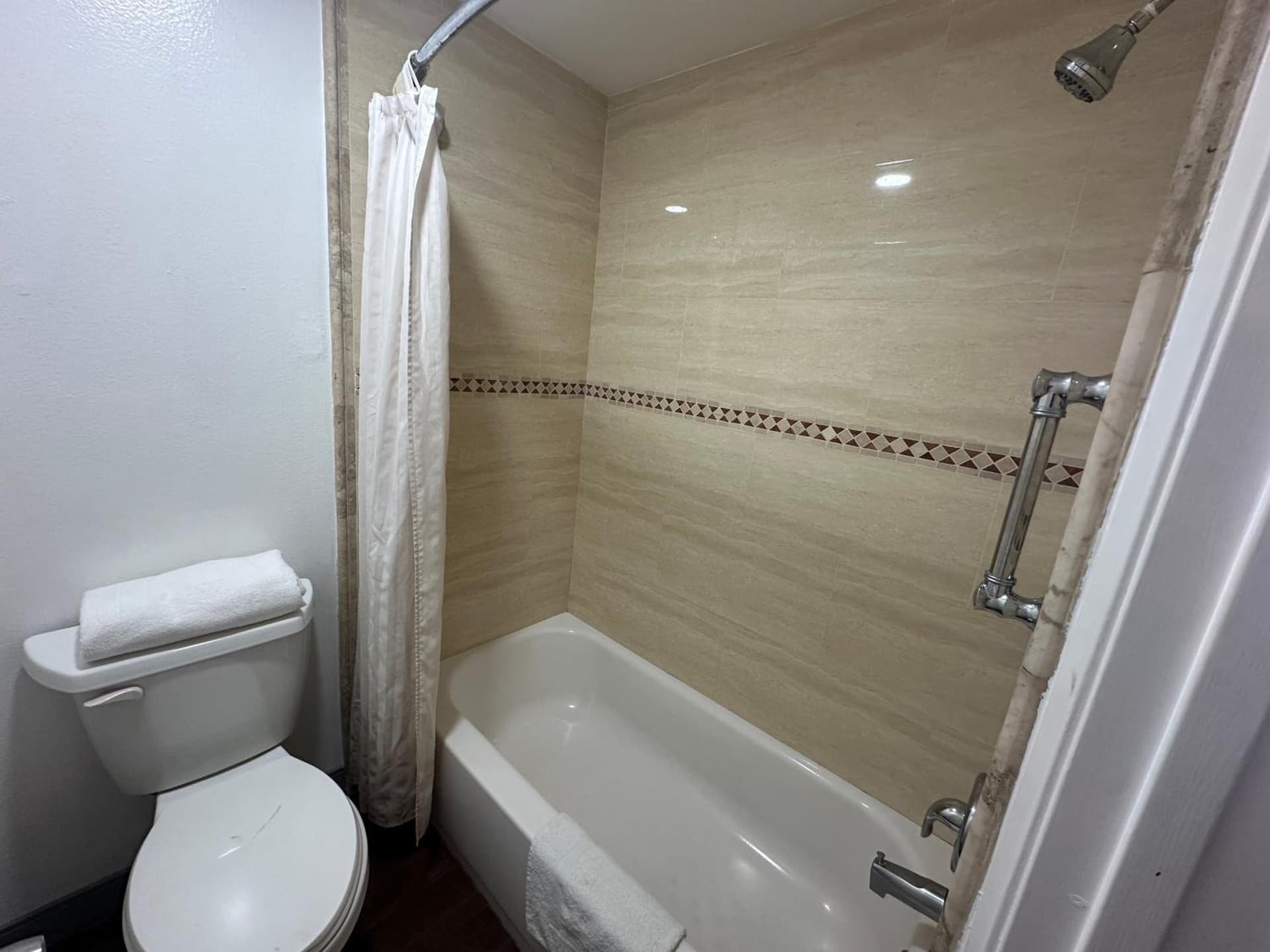 Palm Inn Hotel near Tyler Mall Riverside gallery photo in Riverside, CA — image 16