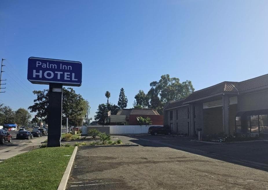 Palm Inn Hotel near Tyler Mall Riverside interior in Riverside, CA — gallery photo 2
