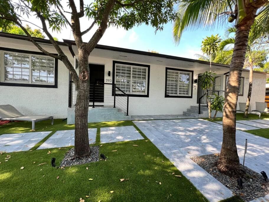 Stylish 2/1 centrally located! featured exterior or lobby in Miami, FL — similar hotel