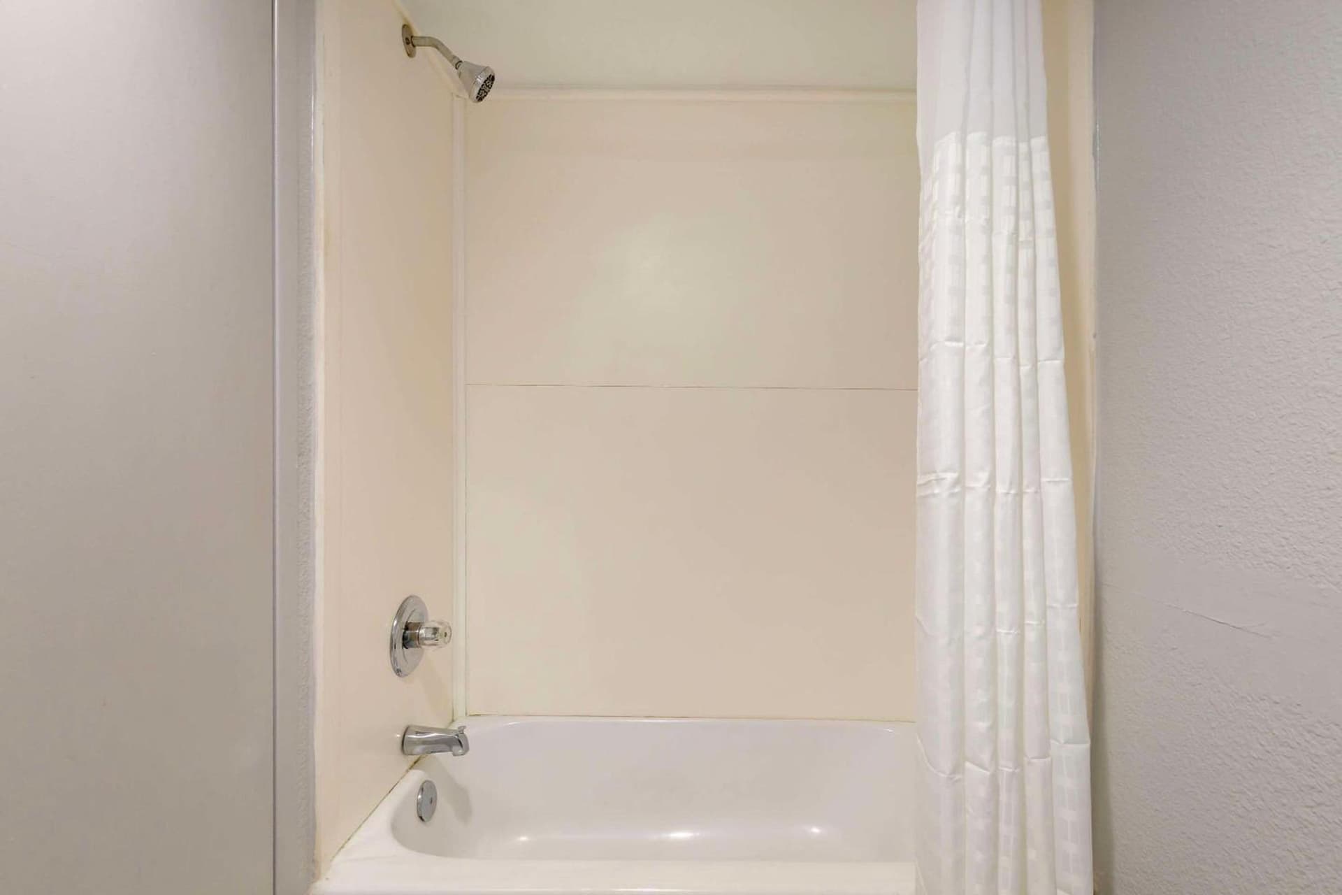 Clarion Hotel & Suites BWI Airport North gallery photo in Baltimore, MD — image 7
