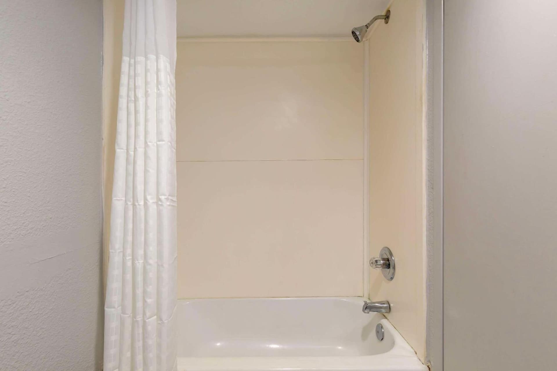 Clarion Hotel & Suites BWI Airport North gallery photo in Baltimore, MD — image 82