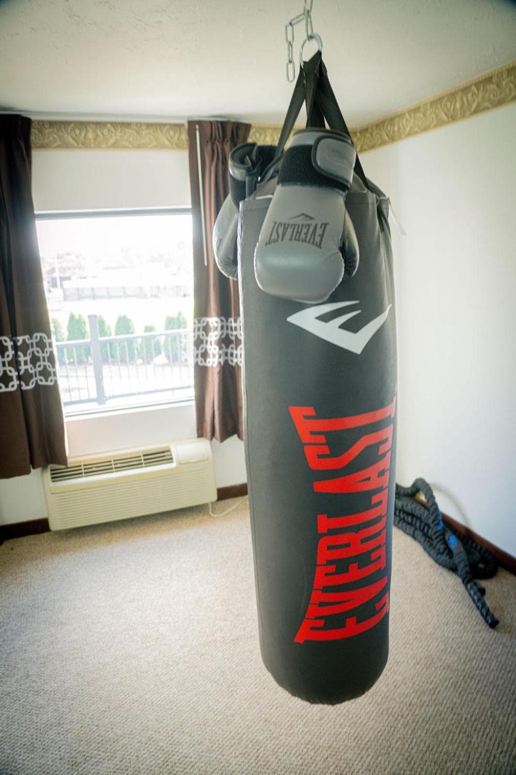 The Royal Inn & Suites property views in Akron, OH — gallery photo 3