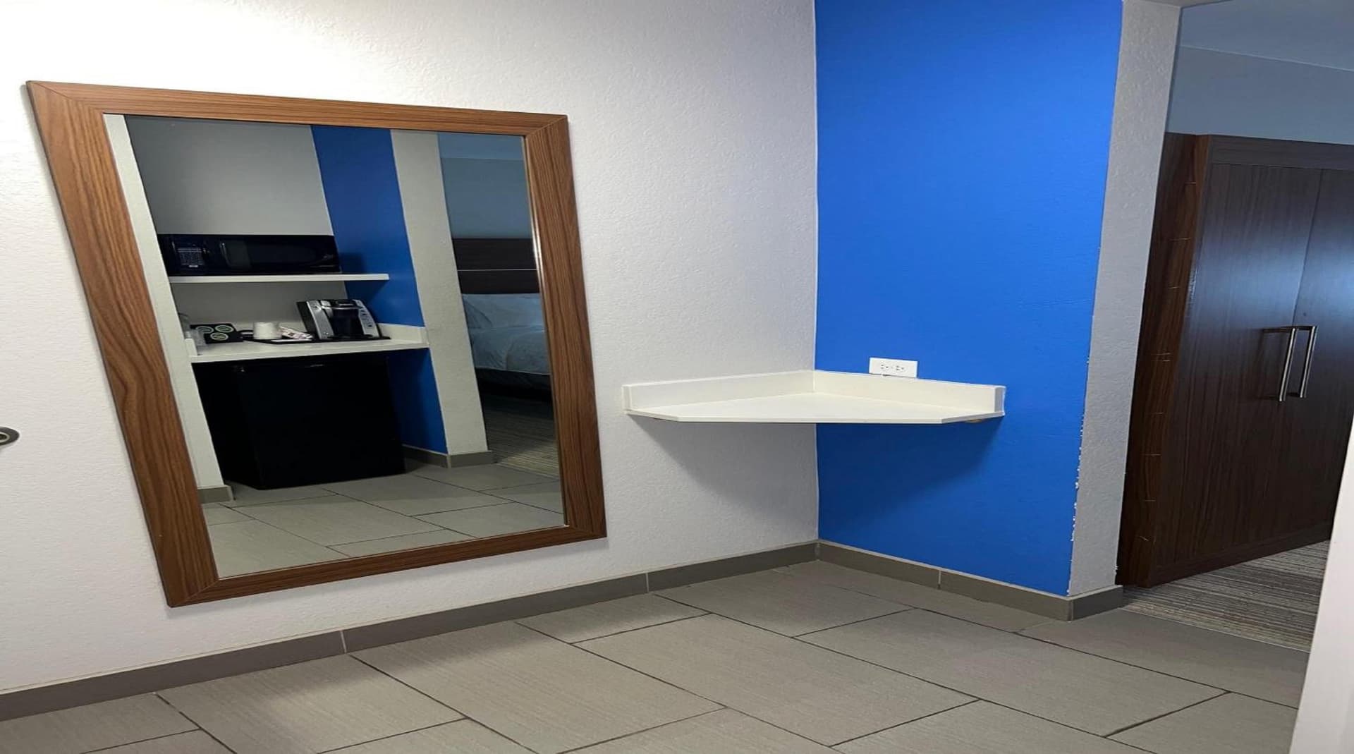 Holiday Inn Express & Suites Moore by IHG interior in Moore, OK — gallery photo 2