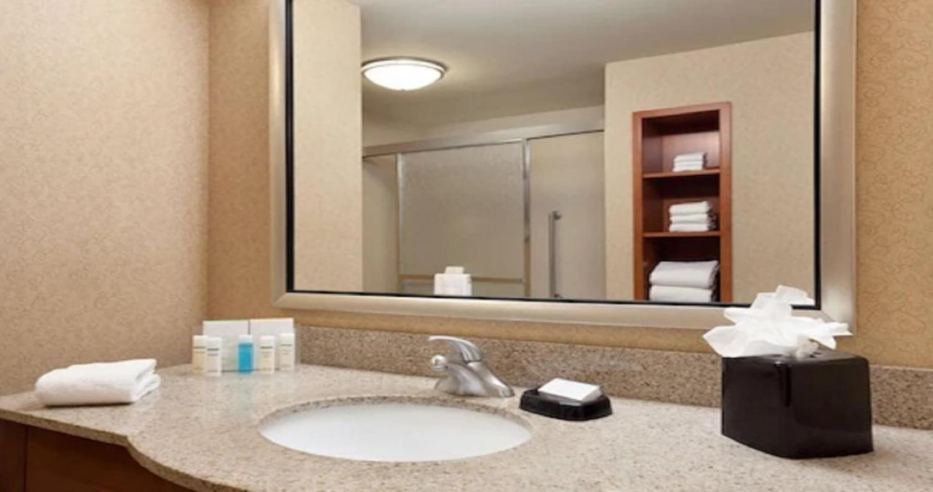 Hampton Inn & Suites East Hartford gallery photo in East Hartford — image 37