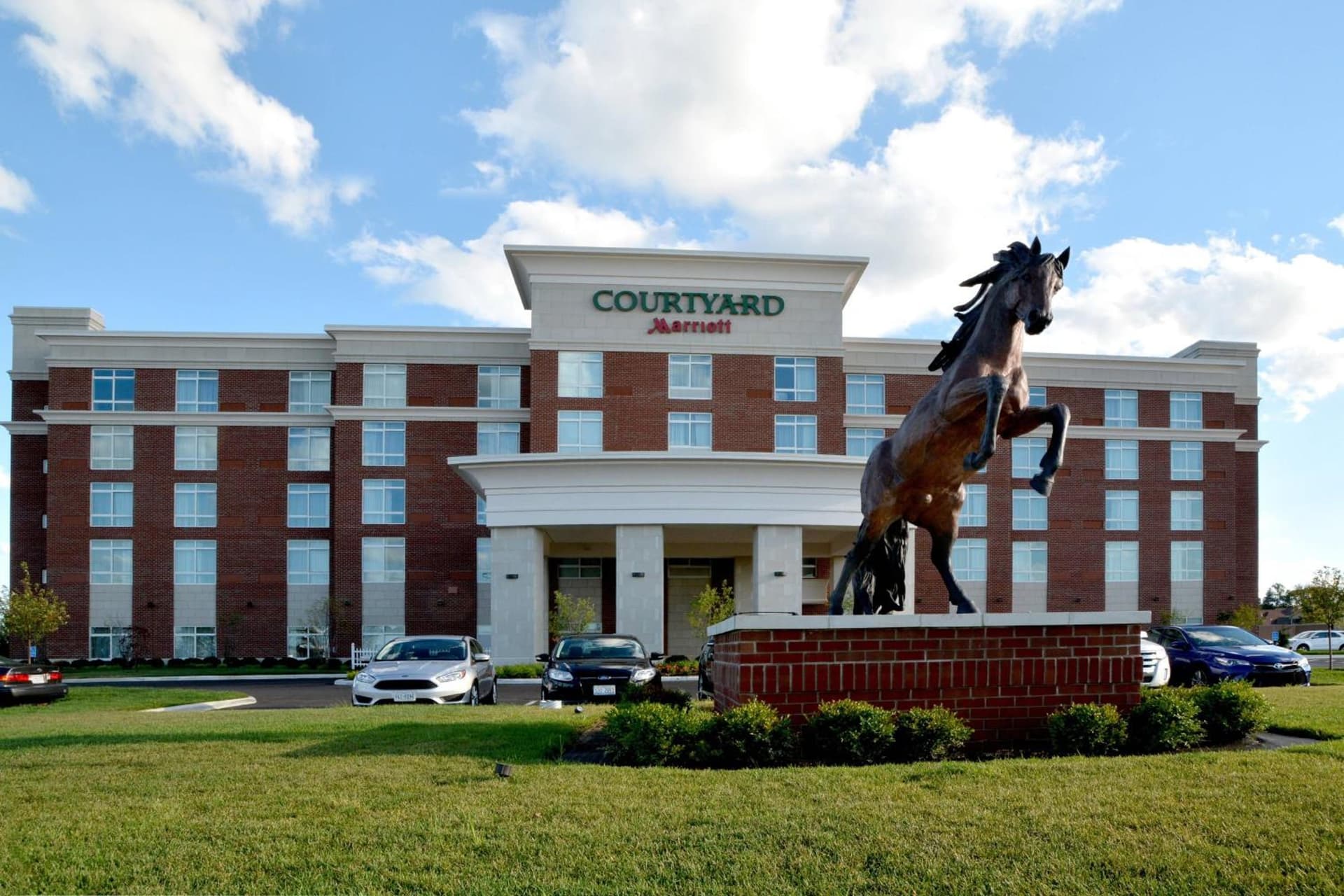 Courtyard by Marriott Youngstown Canfield interior in Canfield, OH — gallery photo 2