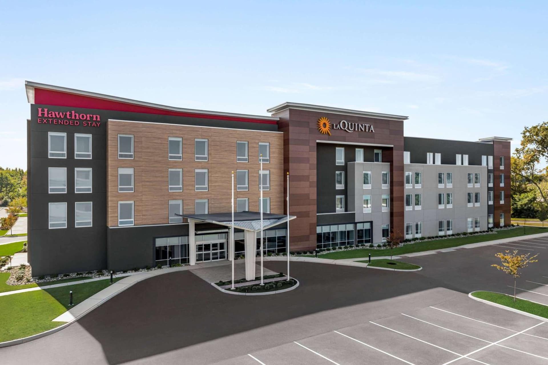 La Quinta Inn & Suites by Wyndham Mount Laurel Moorestown interior in Mount Laurel, NJ — gallery photo 2