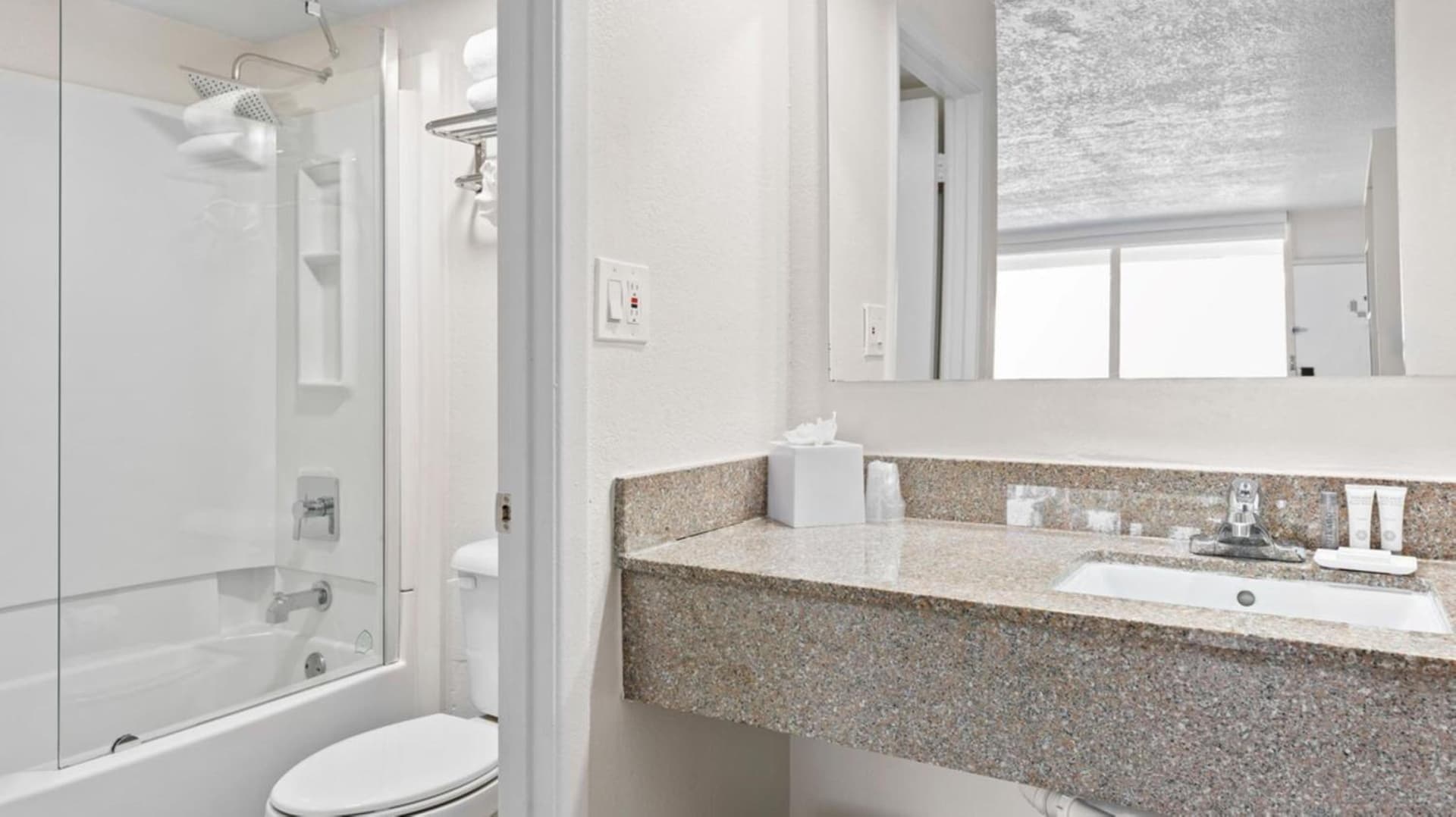 Baymont by Wyndham Jacksonville Airport gallery photo in Jacksonville, FL — image 11