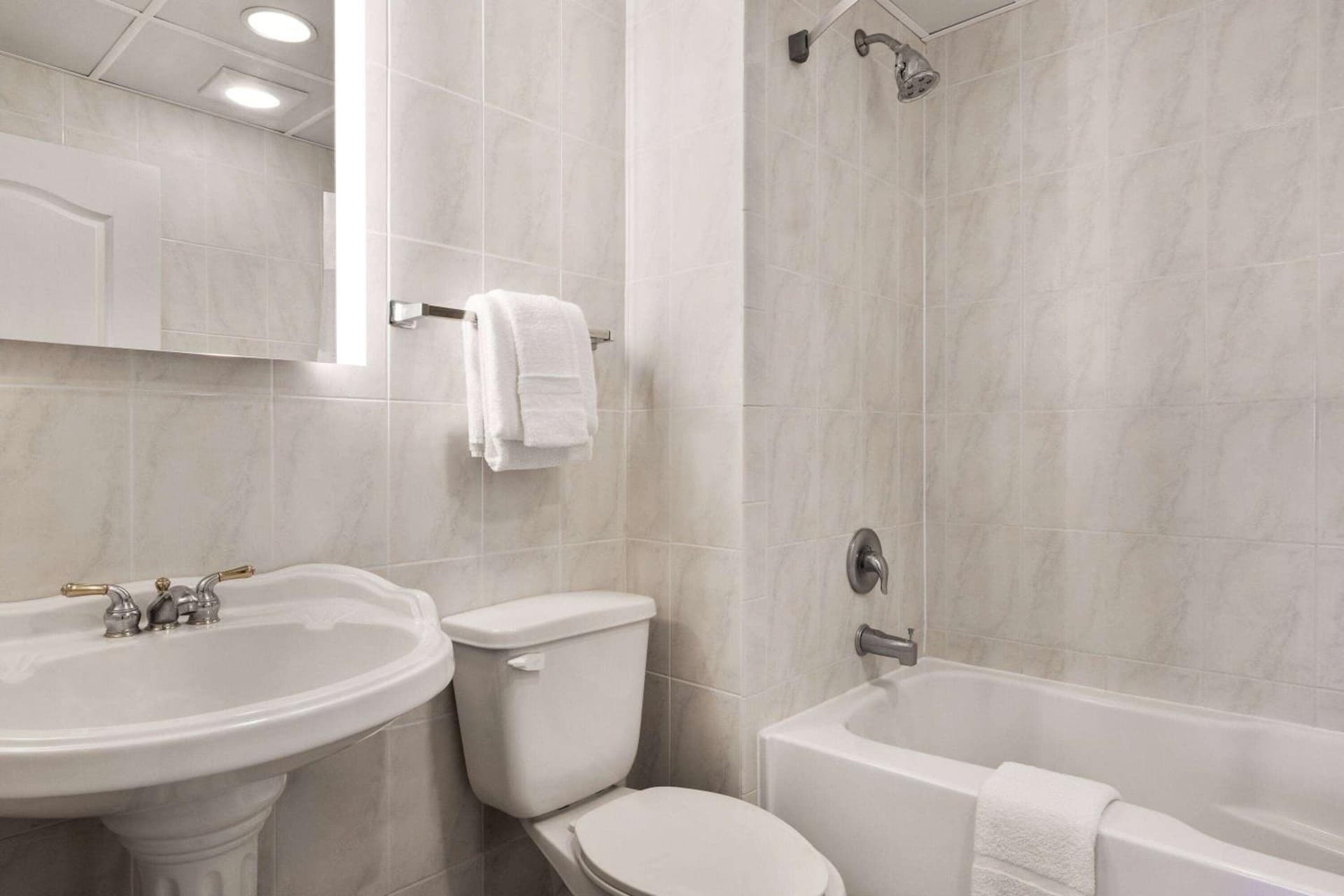 Days Inn by Wyndham Ocean City Oceanfront gallery photo in Ocean City, MD — image 22