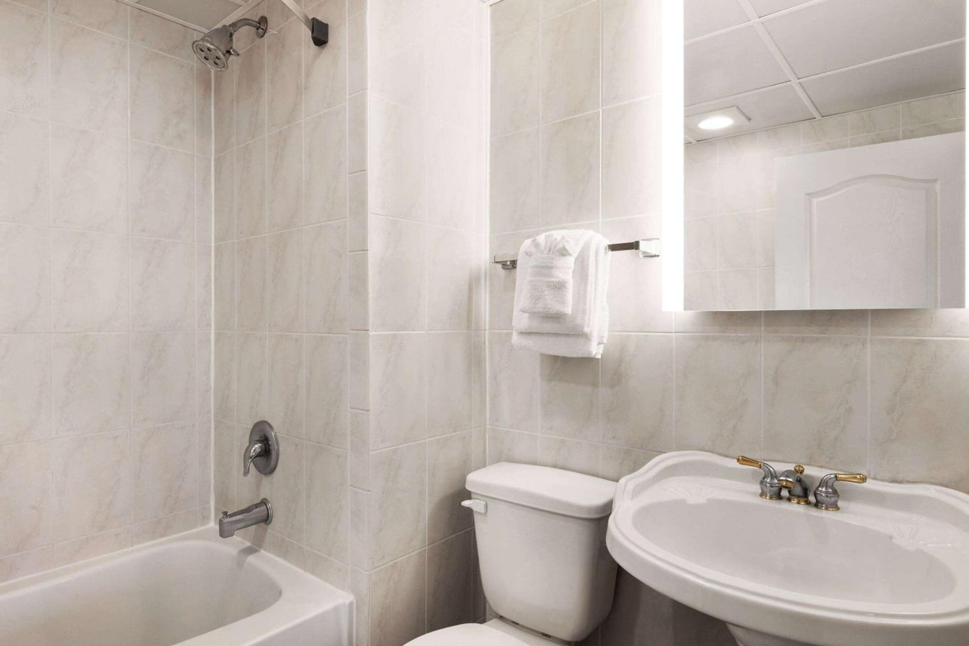 Days Inn by Wyndham Ocean City Oceanfront gallery photo in Ocean City, MD — image 63