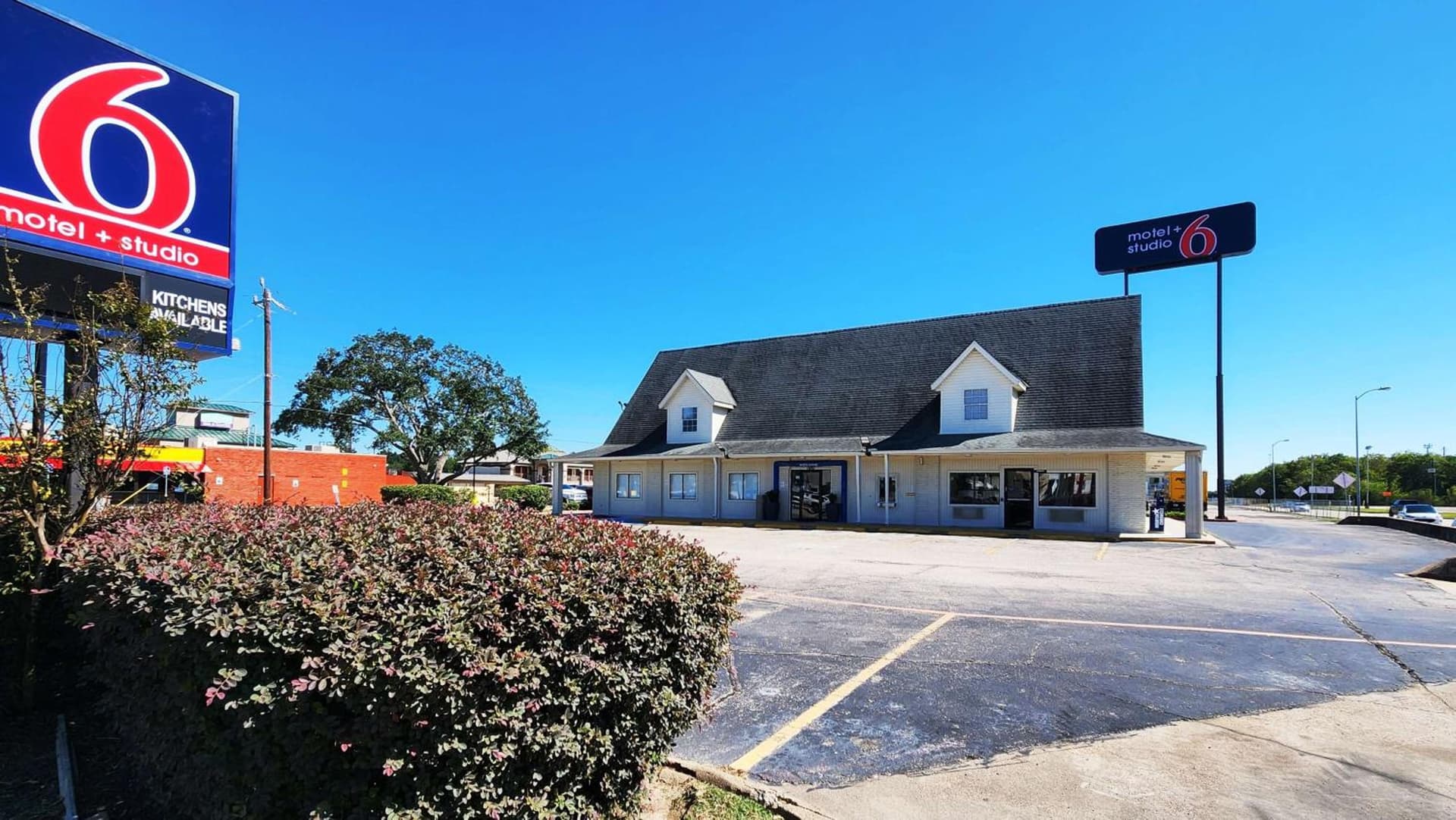Studio 6 Webster TX Houston NASA Lake featured exterior or lobby in Webster, TX — similar hotel