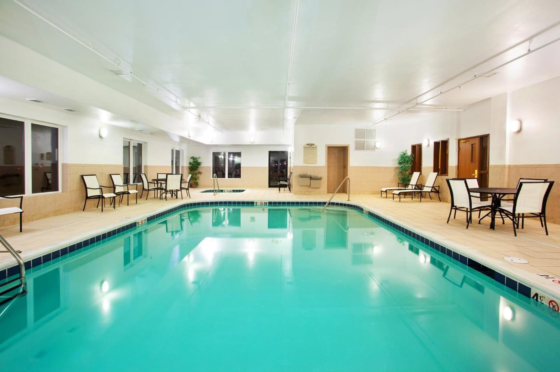 Holiday Inn Express Hotel & Suites Mattoon by IHG interior in Mattoon, IL — gallery photo 2