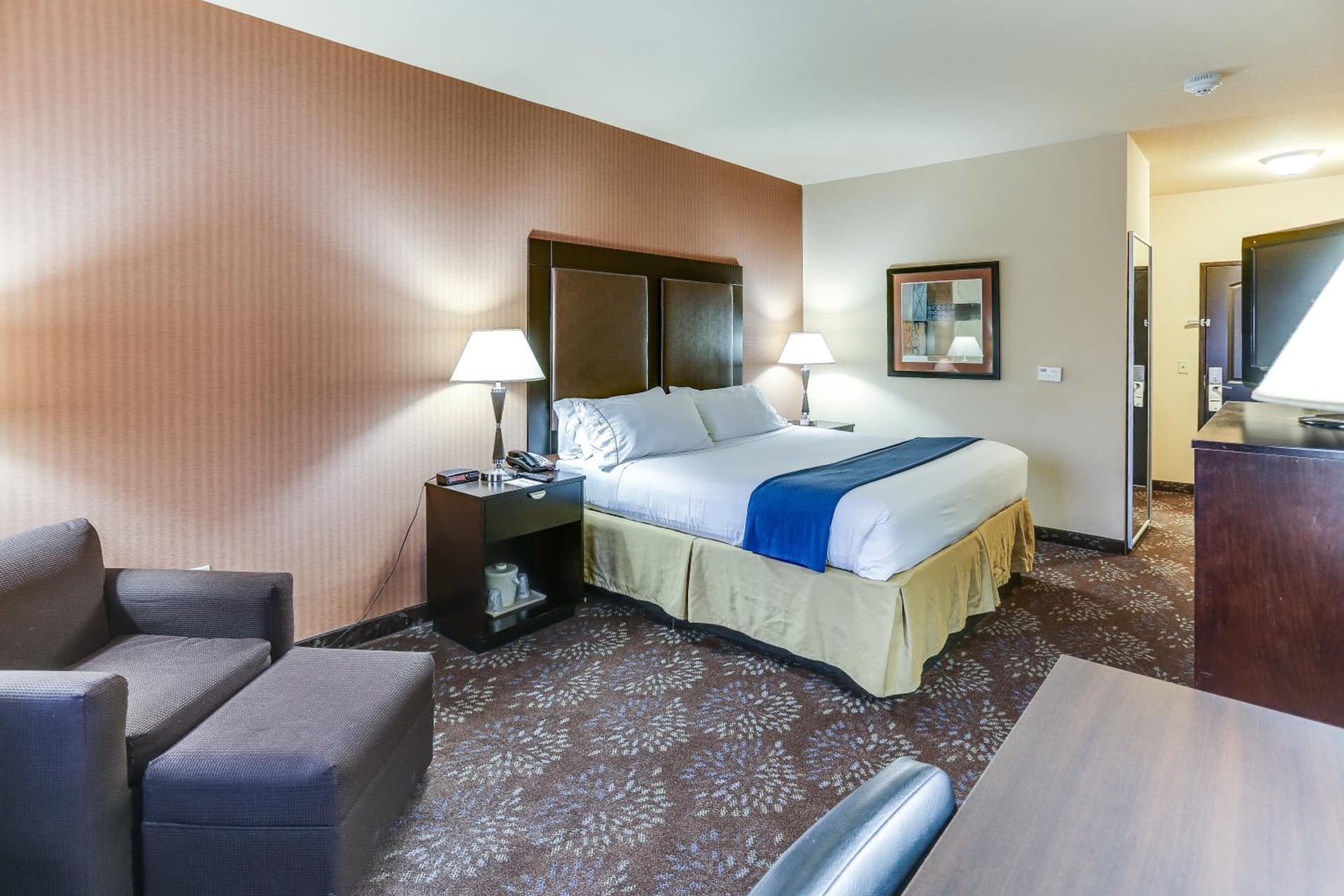 Holiday Inn Express Hotel & Suites Huntsville by IHG property views in Huntsville, TX — gallery photo 3