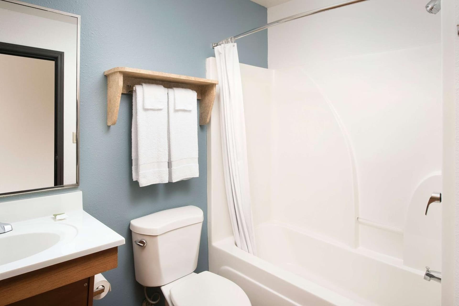 Extended Stay America Select Suites - Cleveland - Airport interior in Cleveland, OH — gallery photo 2