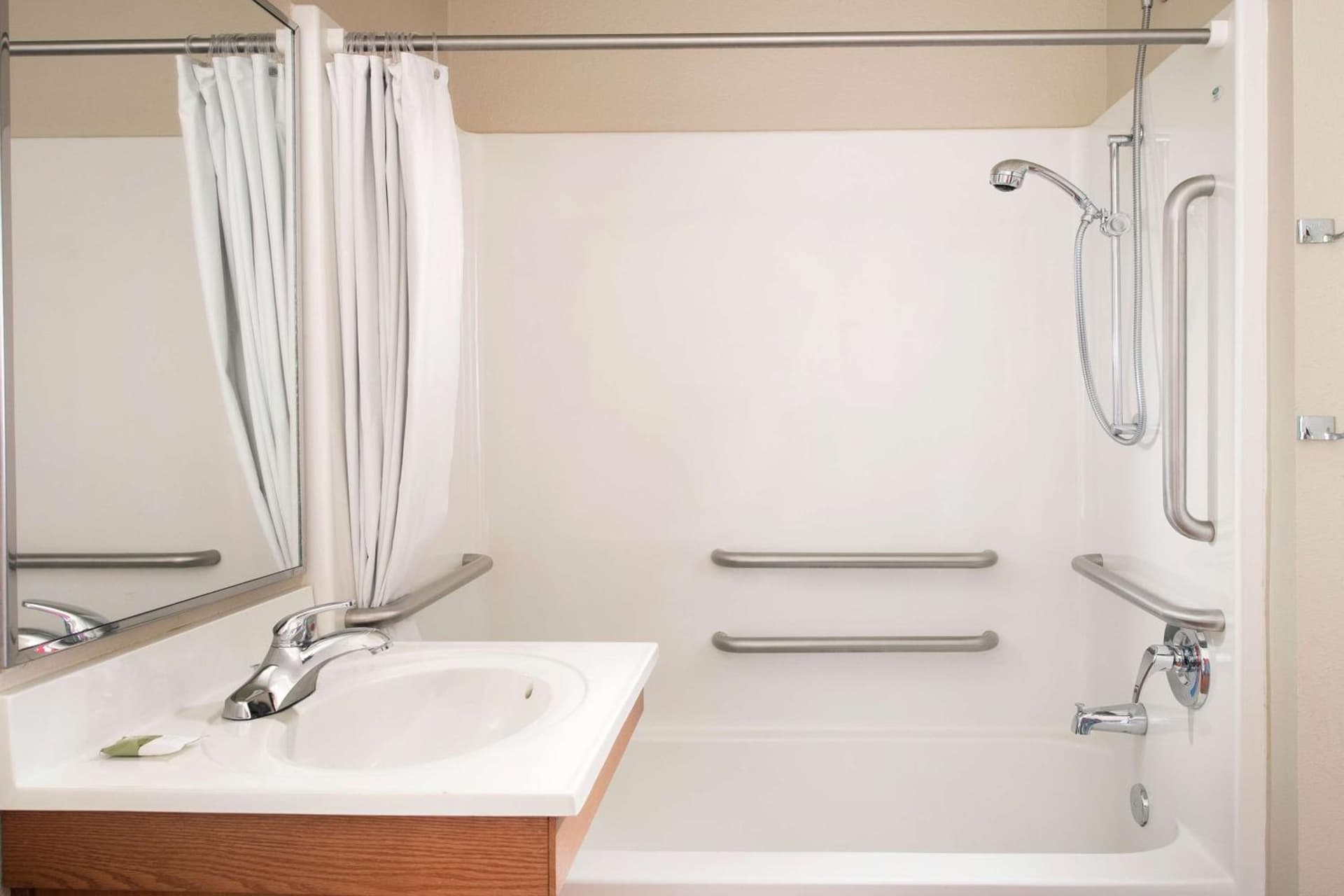 Extended Stay America Select Suites - Cleveland - Airport gallery photo in Cleveland, OH — image 25