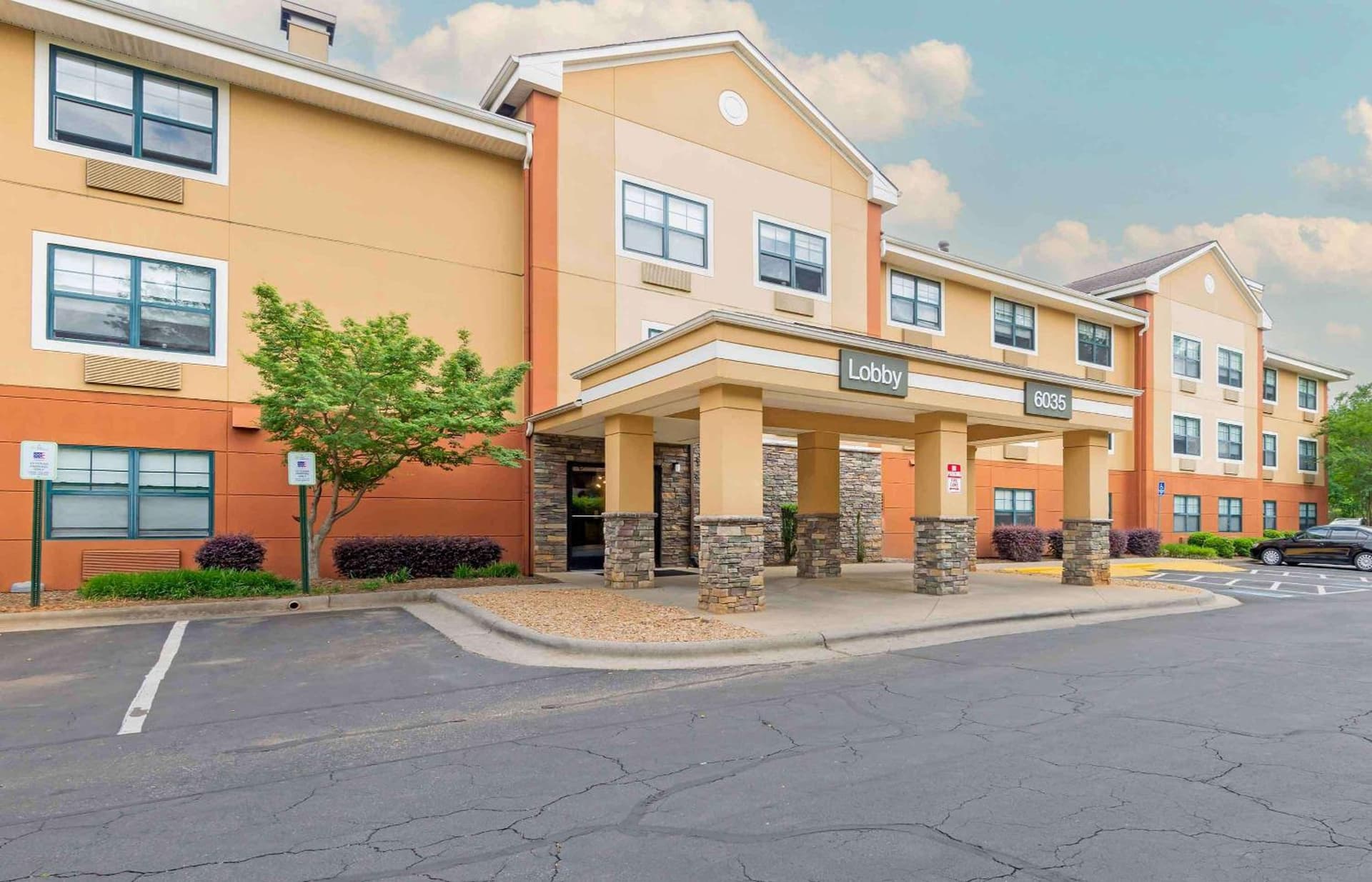 Extended Stay America Select Suites - Charlotte - Tyvola Rd property views in Charlotte, NC — gallery photo 3