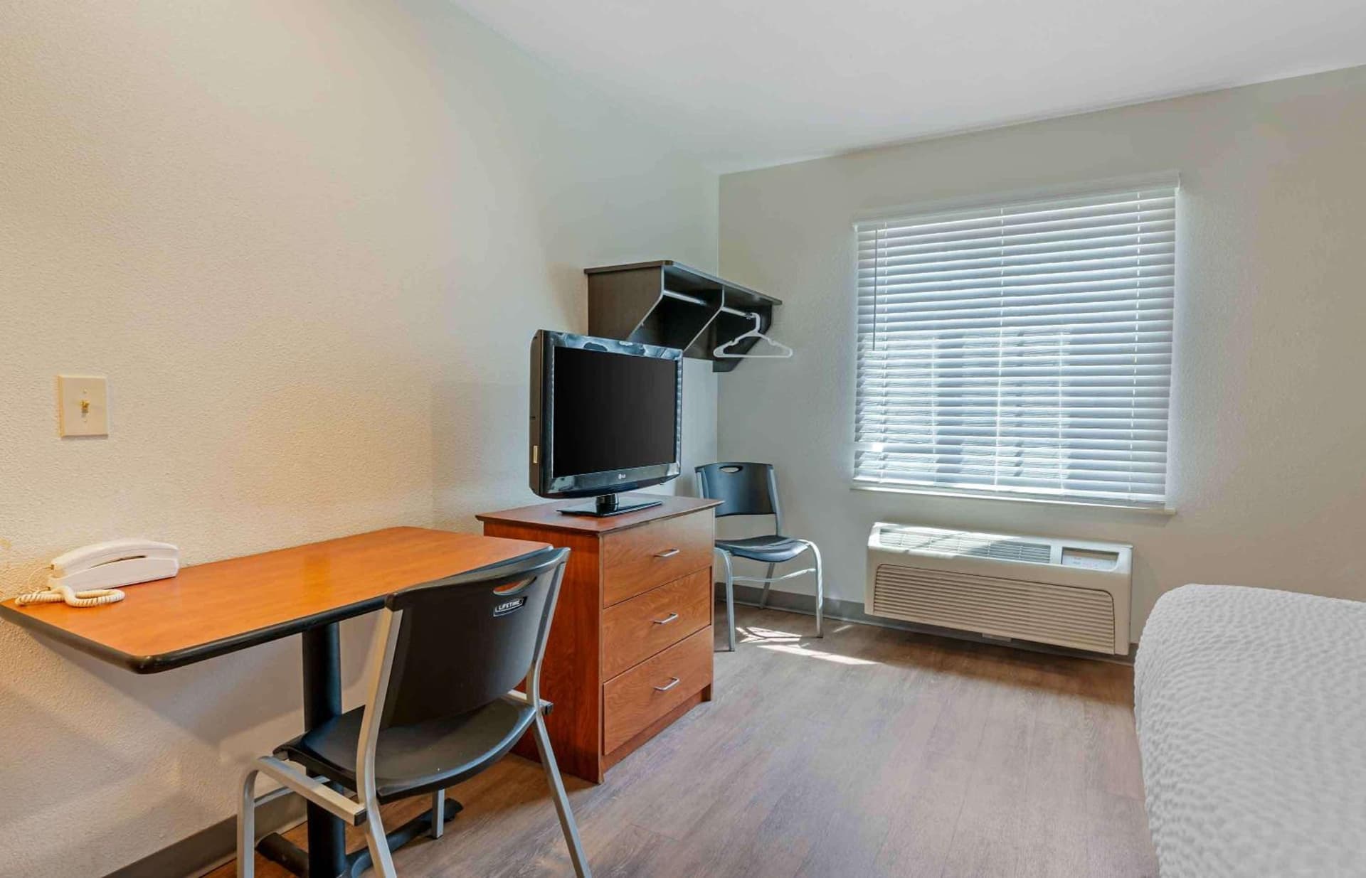 Extended Stay America Select Suites - Indianapolis - Lawrence interior in Fishers, IN — gallery photo 2