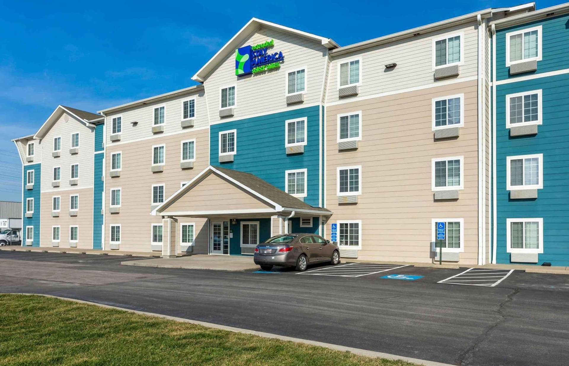 Extended Stay America Select Suites - Cleveland - Avon interior in Avon, OH — gallery photo 2