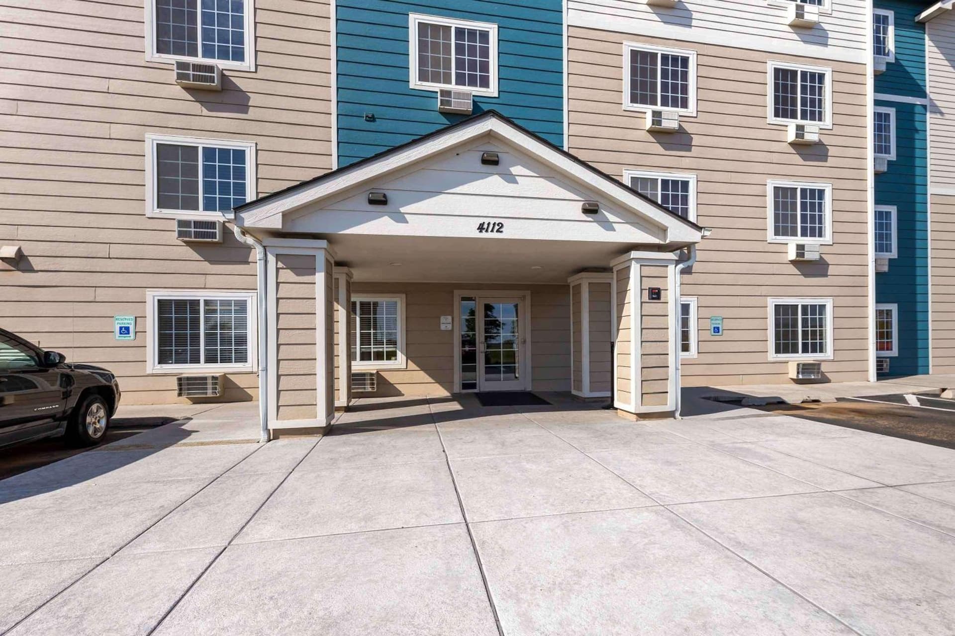 Extended Stay America Select Suites - Oklahoma City - Southeast interior in Moore, OK — gallery photo 2