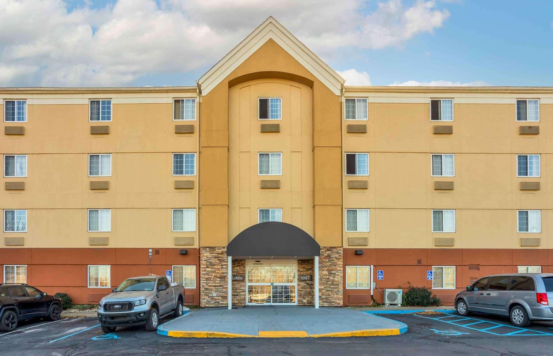 Extended Stay America Select Suites - Wilkes - Barre - Scranton interior in Wilkes-Barre, PA — gallery photo 2