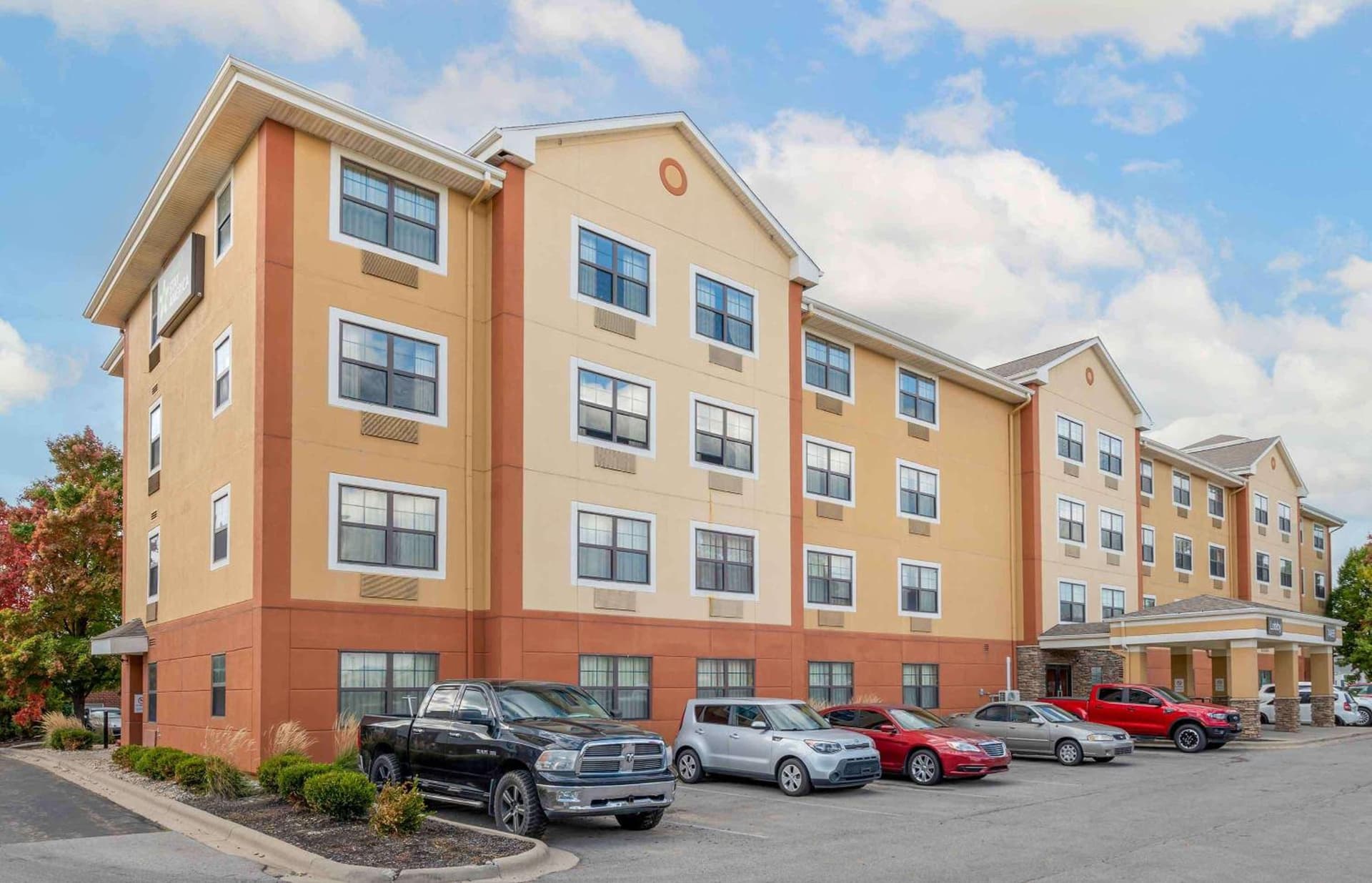 Extended Stay America Select Suites - Columbus - Worthington interior in Worthington, OH — gallery photo 2