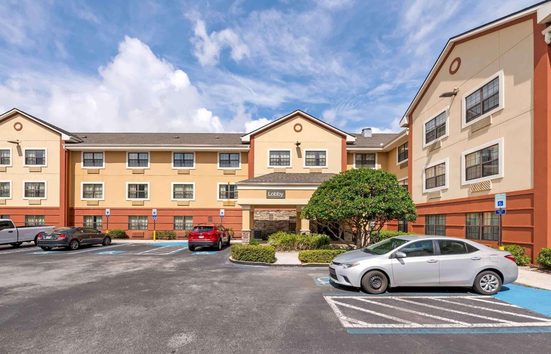 Extended Stay America Select Suites - Jacksonville - Lenoir Avenue East interior in Jacksonville, FL — gallery photo 2